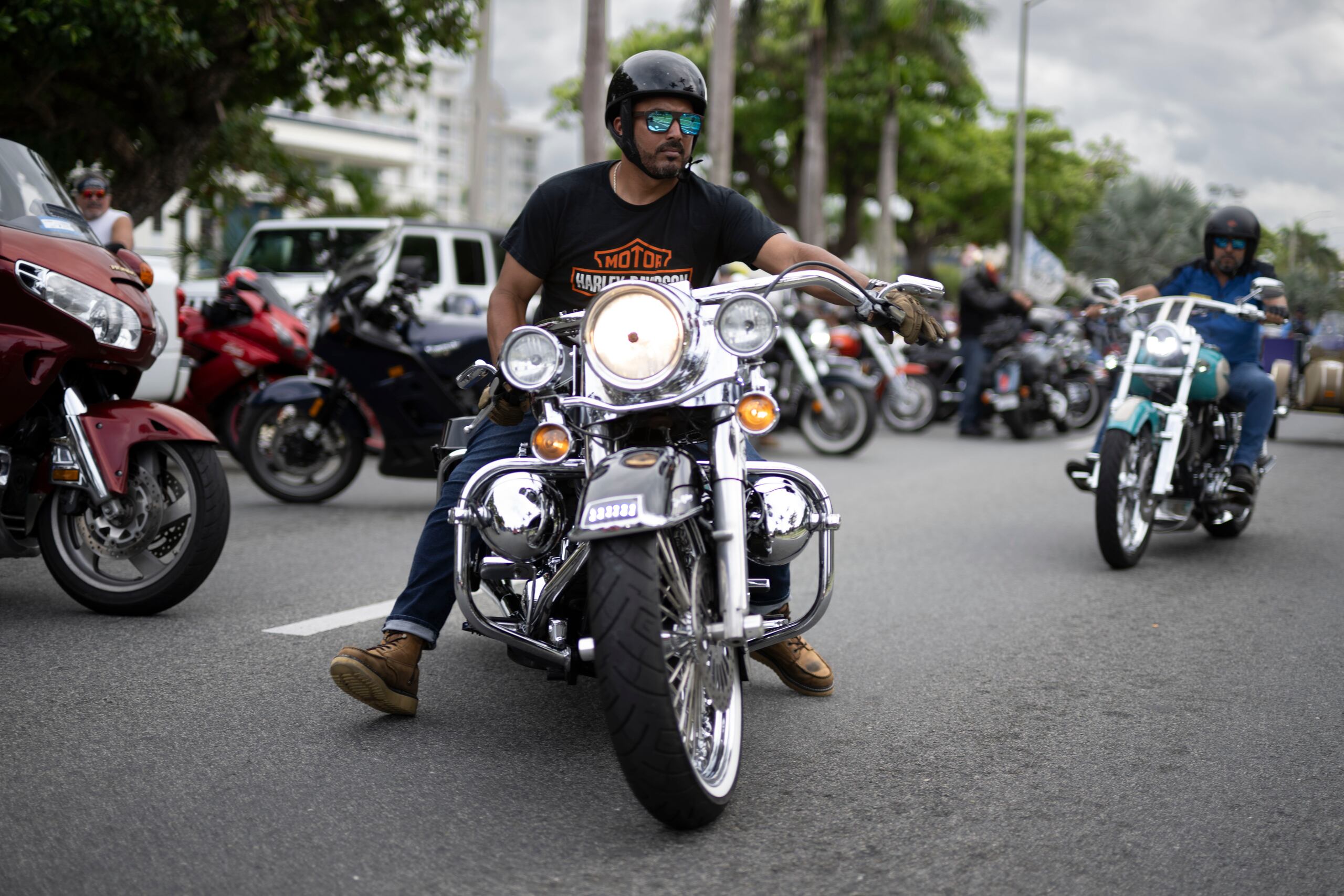 En la foto, un motorista se ubica frente al Capitolio mientras la gobernadora Jenniffer González ofrece el primer Mensaje de Situación de Estado.