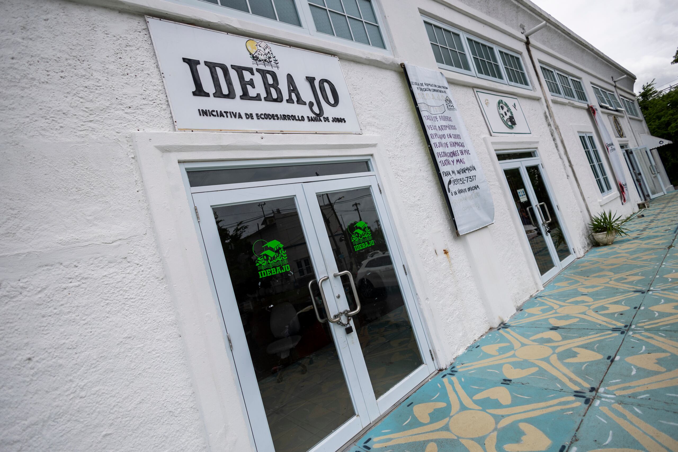 El movimiento Iniciativa de Ecodesarrollo de Bahía de Jobos (Idebajo) funciona como una estructura sombrilla de varias organizaciones de base comunitaria, cívicas y temáticas.