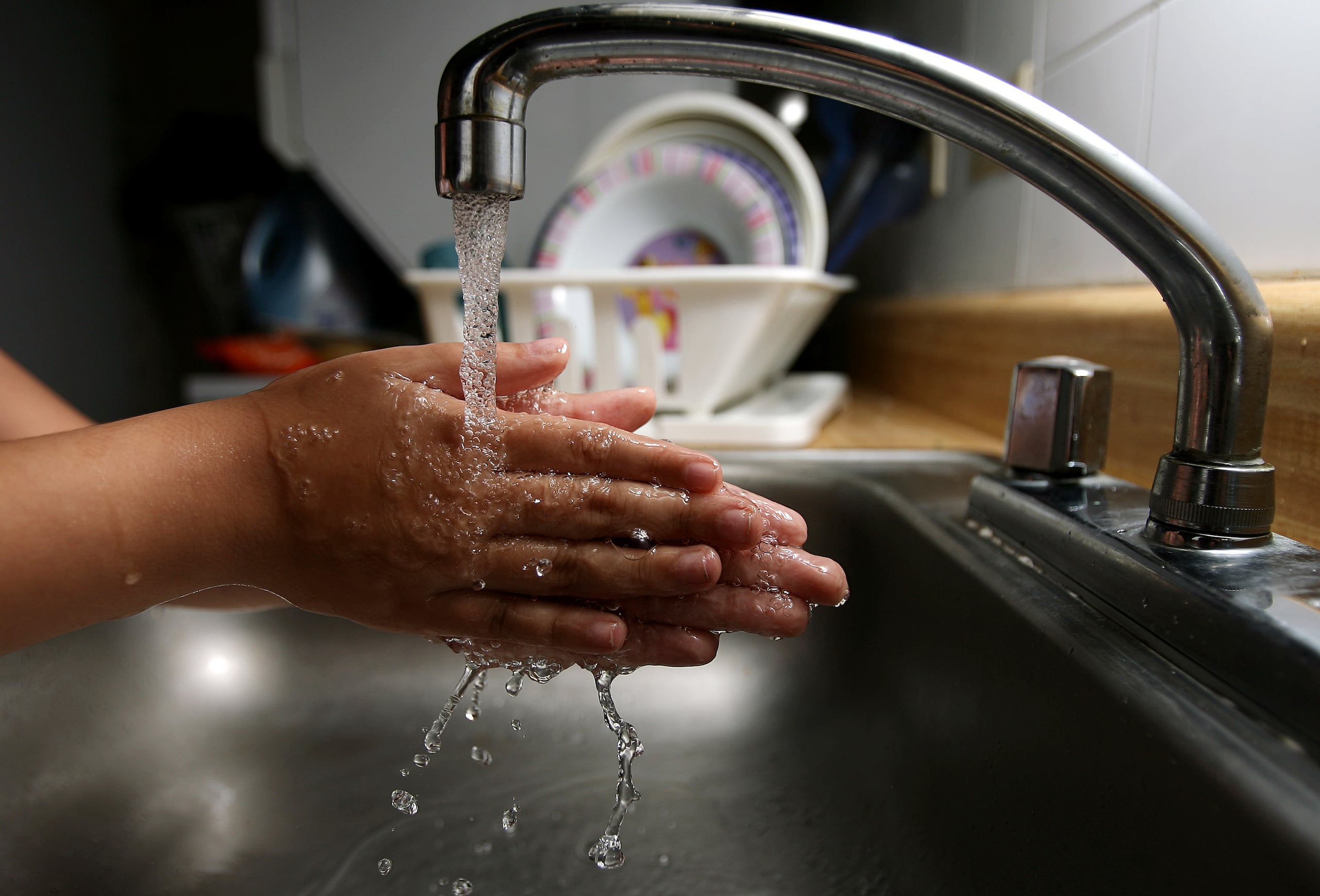 Una persona lavándose las manos.