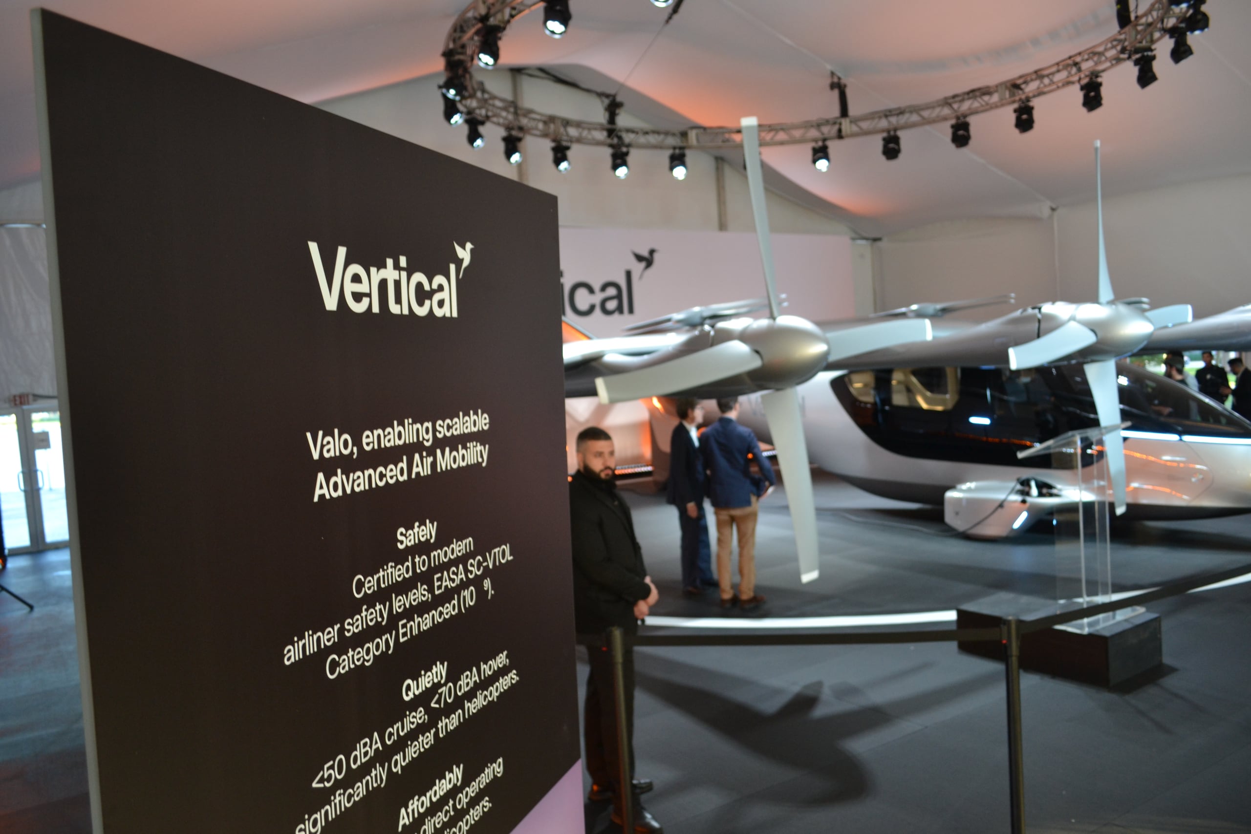 Unas personas observan a un taxi volador eléctrico de la compañía Vertical Aerospace expuesto el 24 de febrero de 2026, en Miami Beach, Florida. Miami. (EFE/Antoni Belchi)