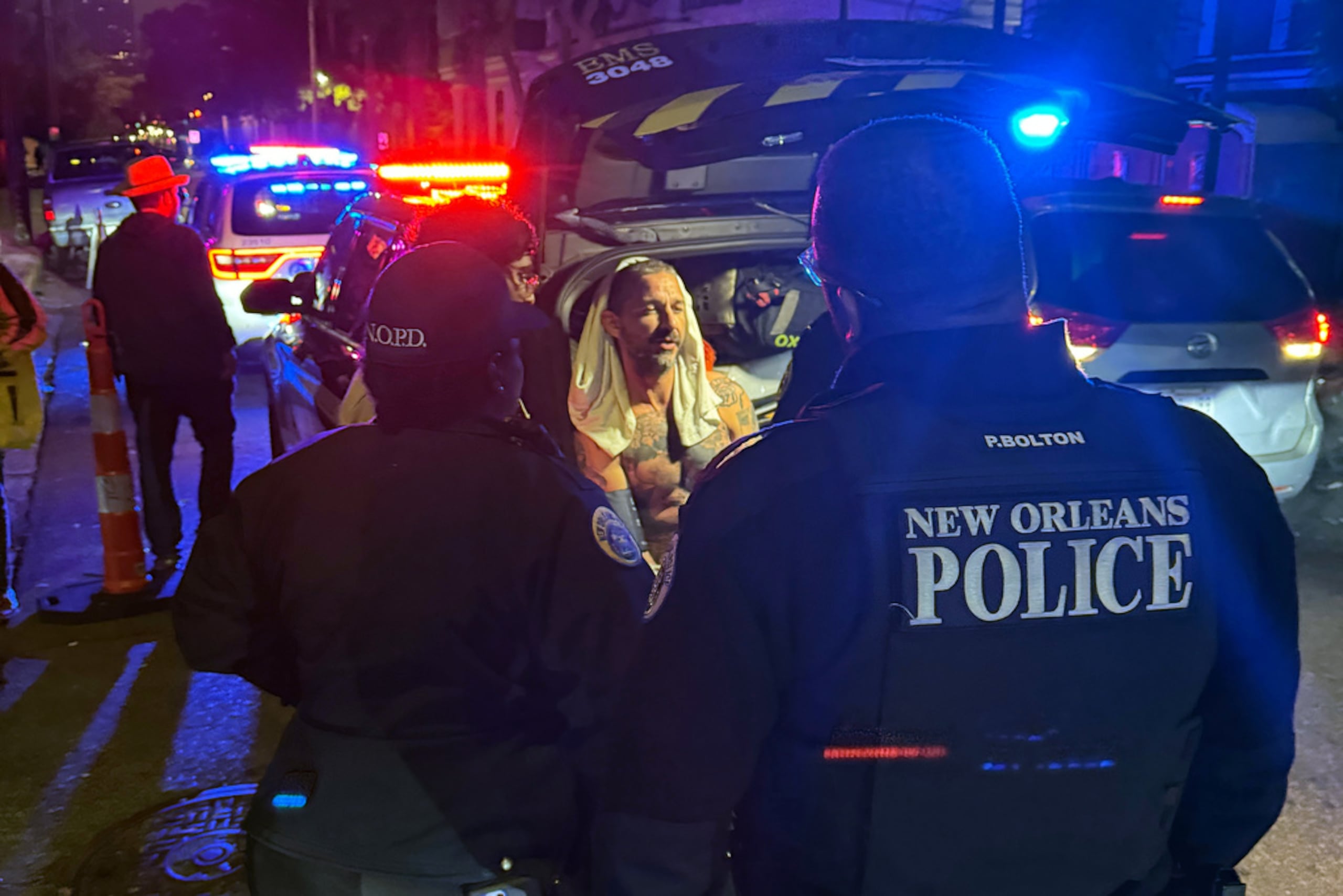 En esta foto proporcionada por el artista Jeffrey Damnit, el actor Shia LaBeouf es puesto bajo custodia policial en Nueva Orleans el 17 de febrero de 2026, tras presuntamente golpear a varias personas fuera de un bar.