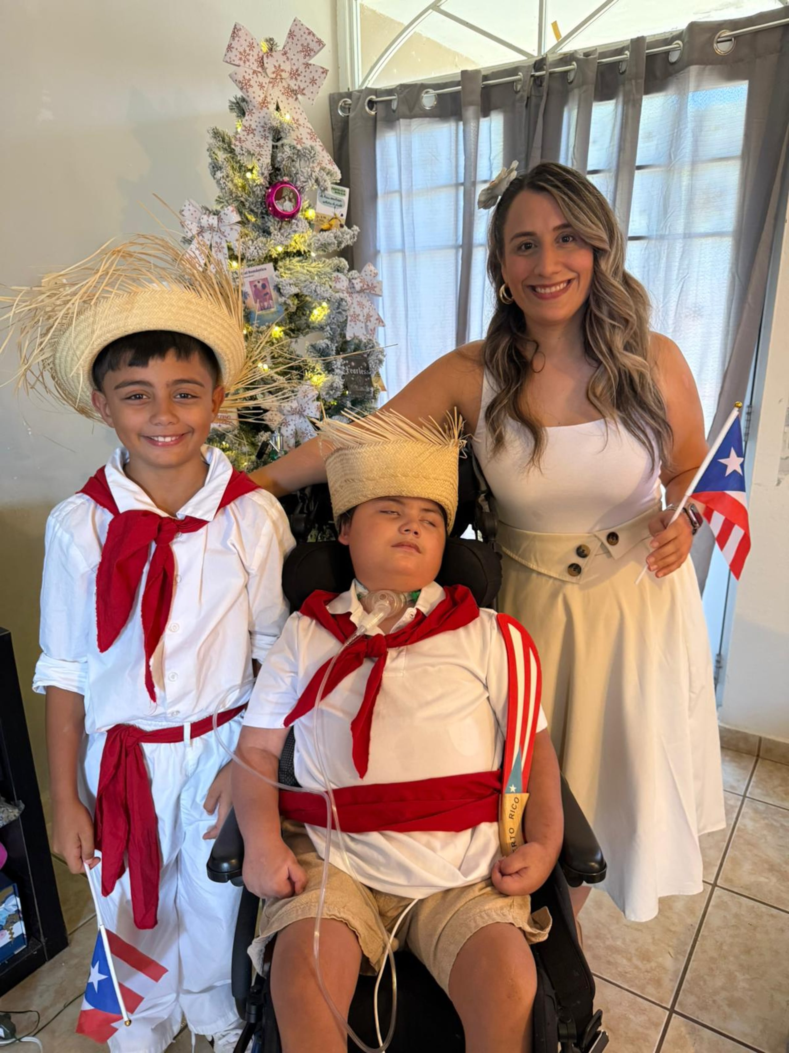 Nicole Vélez Castro es cuidadora a tiempo completo de Nicolás, y también se ocupa de su otro hijo.