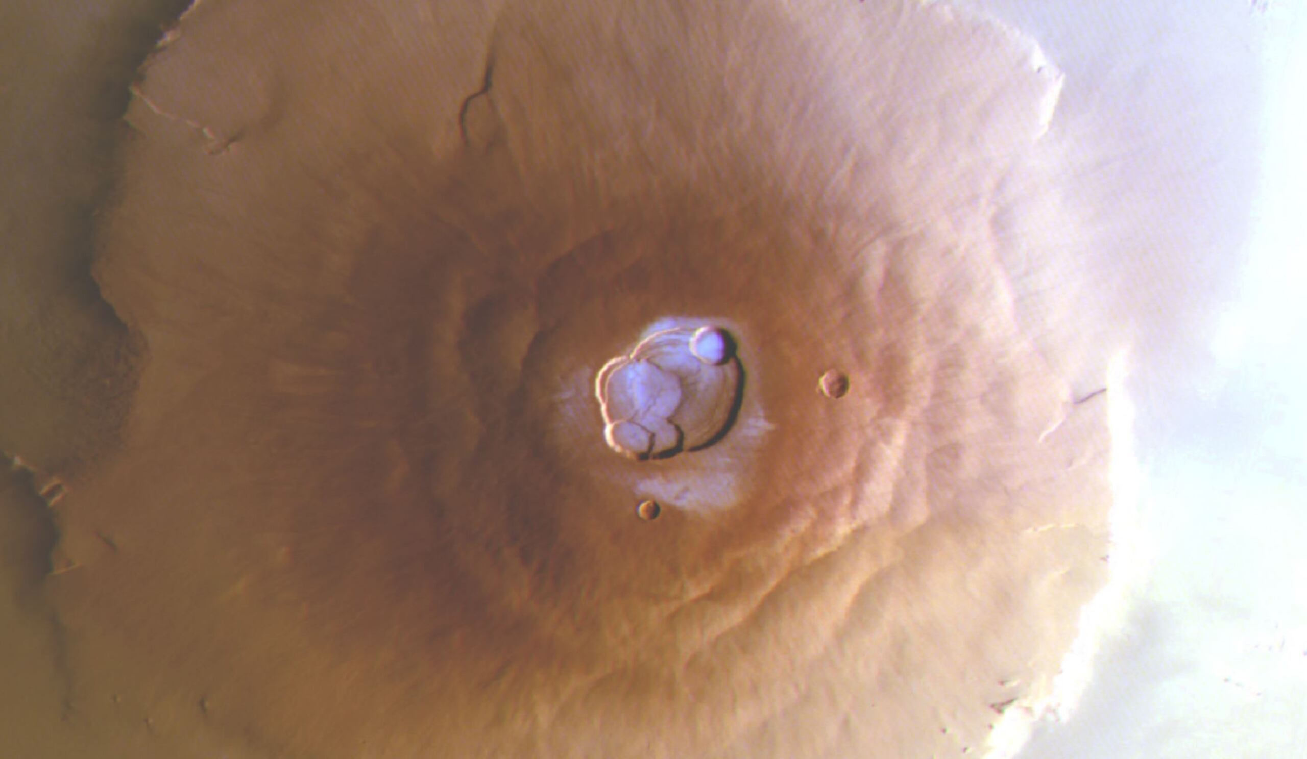 La escarcha del monte Olimpo, sombreada en azul. Crédito: ESA/DLR/FU Berlin