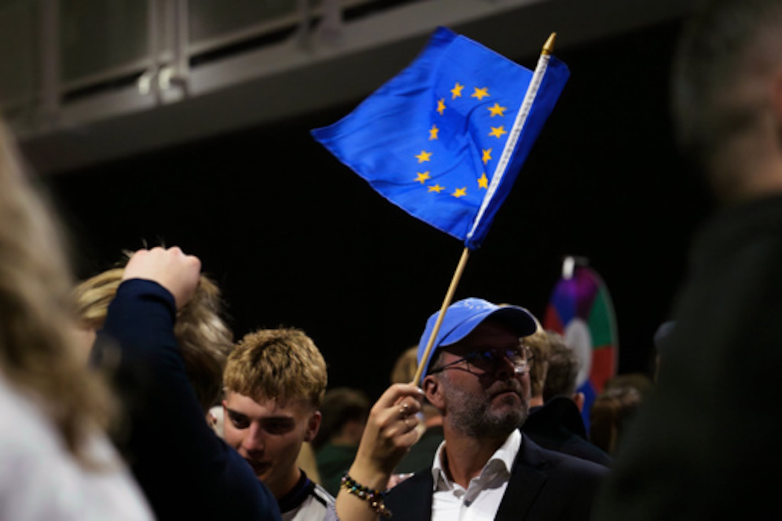 Un simpatizante ondea una bandera de la Unión Europea durante una concentración celebrada la noche de las elecciones a favor del «sí» en Reikiavik, Islandia, el domingo 30 de agosto de 2026. (Foto AP/Marco Di Marco)