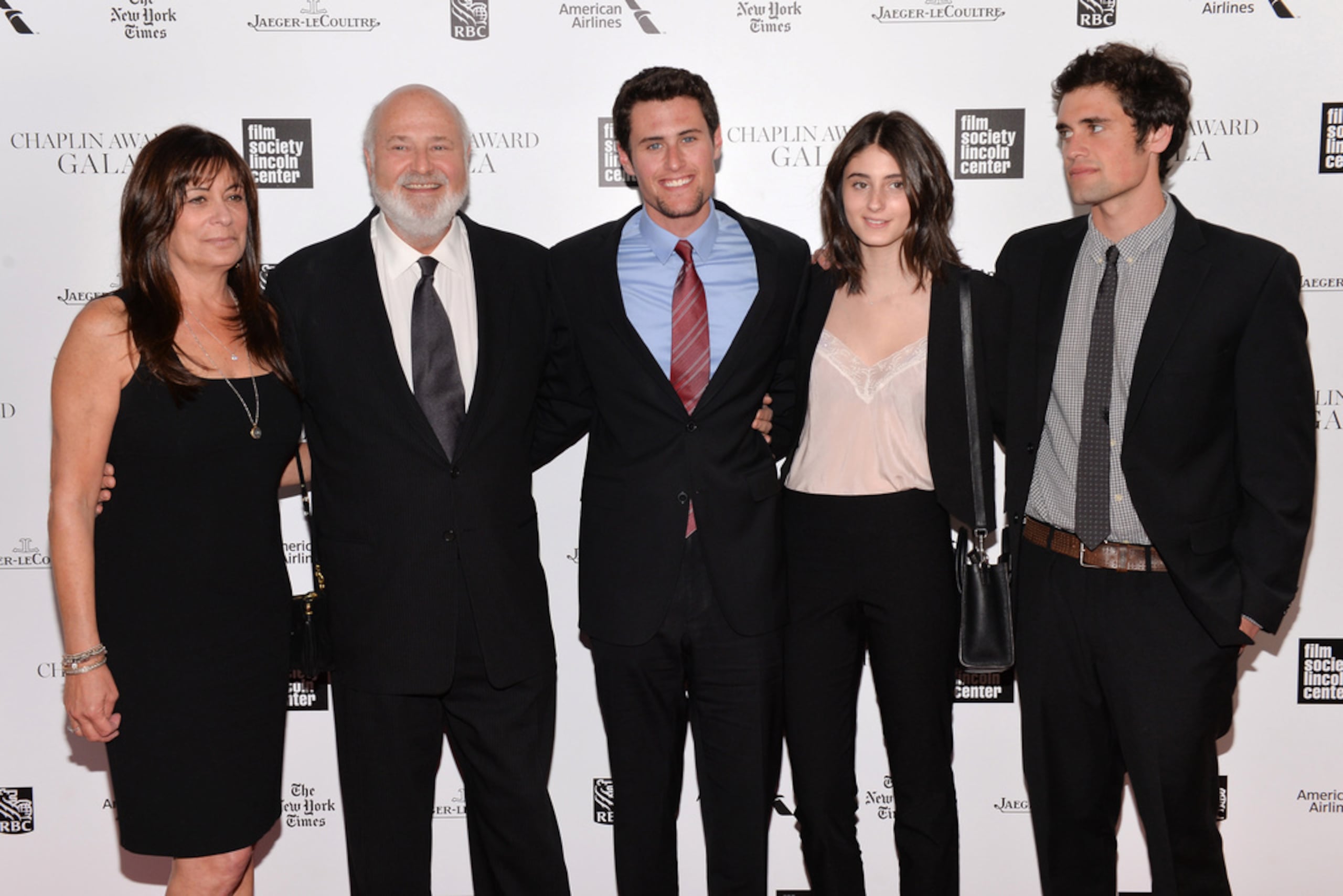 El homenajeado Rob Reiner posa junto a su esposa Michele y sus hijos Nick, Romy y Jake, en la 41.ª Gala Anual del Premio Chaplin en Avery Fisher Hall, el 28 de abril de 2014, en Nueva York.