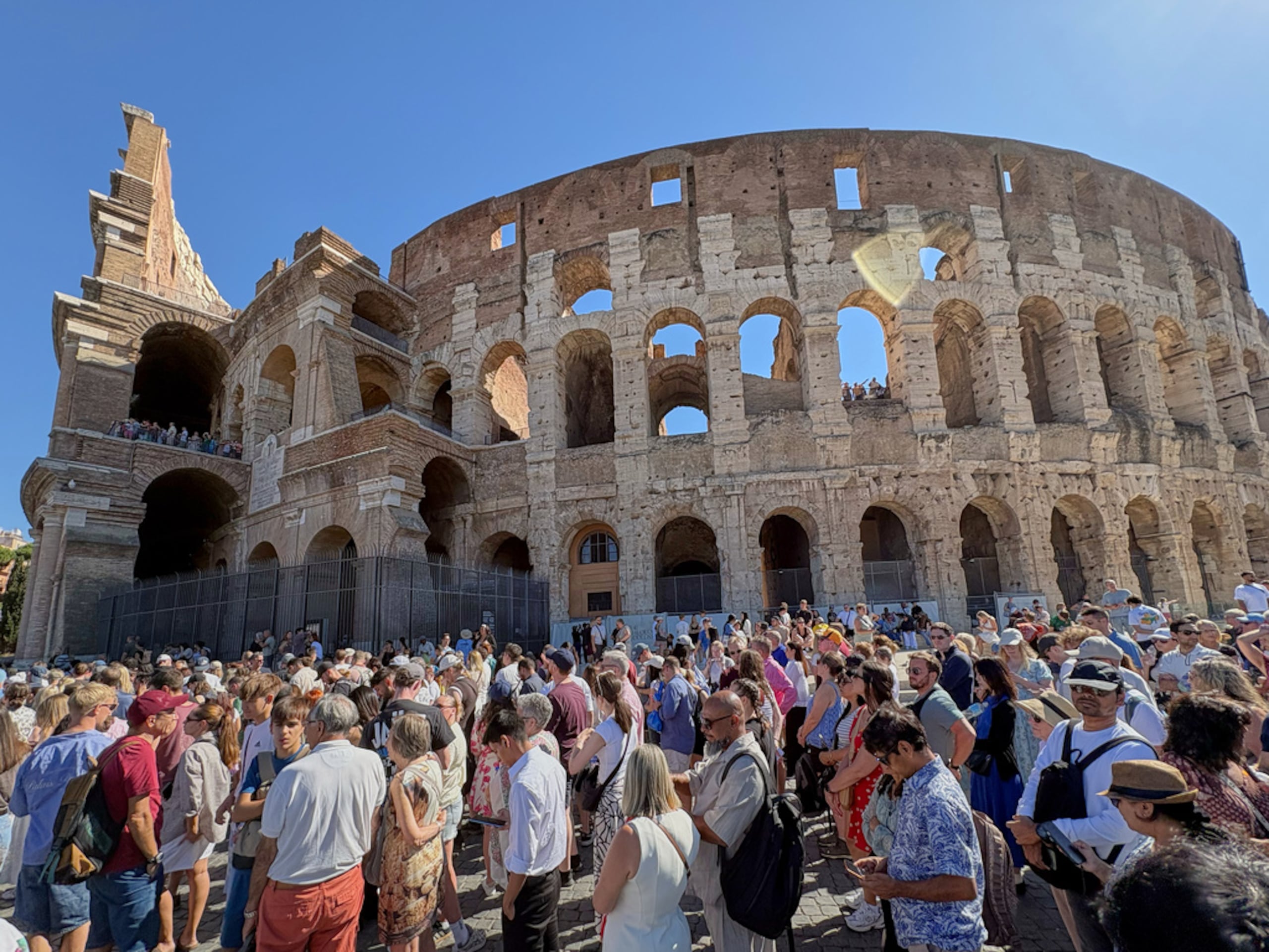 Turistas esperan este miércoles para entrar al Coliseo, cerrado al público tras la muerte del trabajador que cayó al vacío el martes.