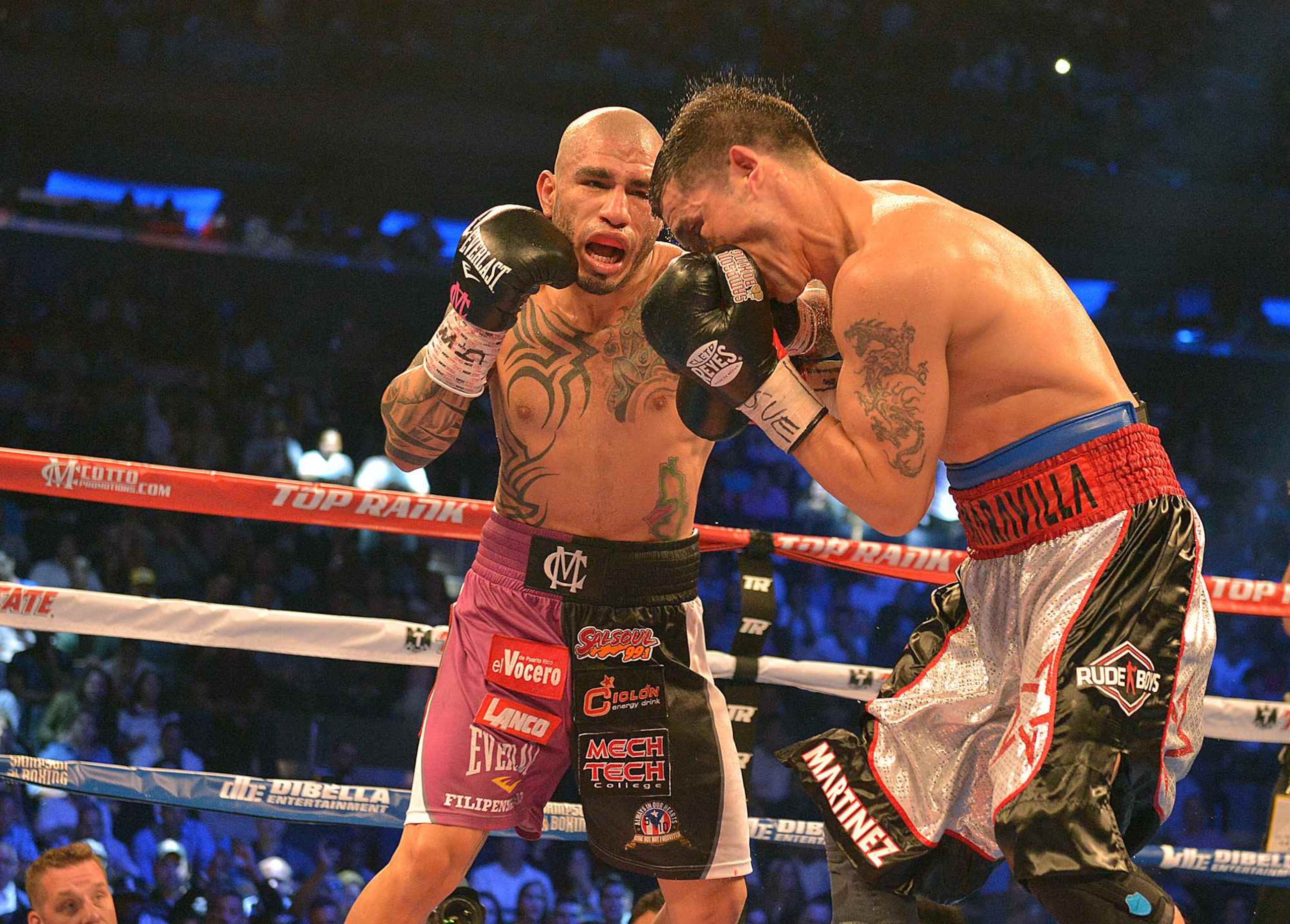 Miguel Cotto (izq) se coronó como campeón de las 160 libras con una victoria sobre Sergio “Maravilla” Martínez en 2014. (Archivo)