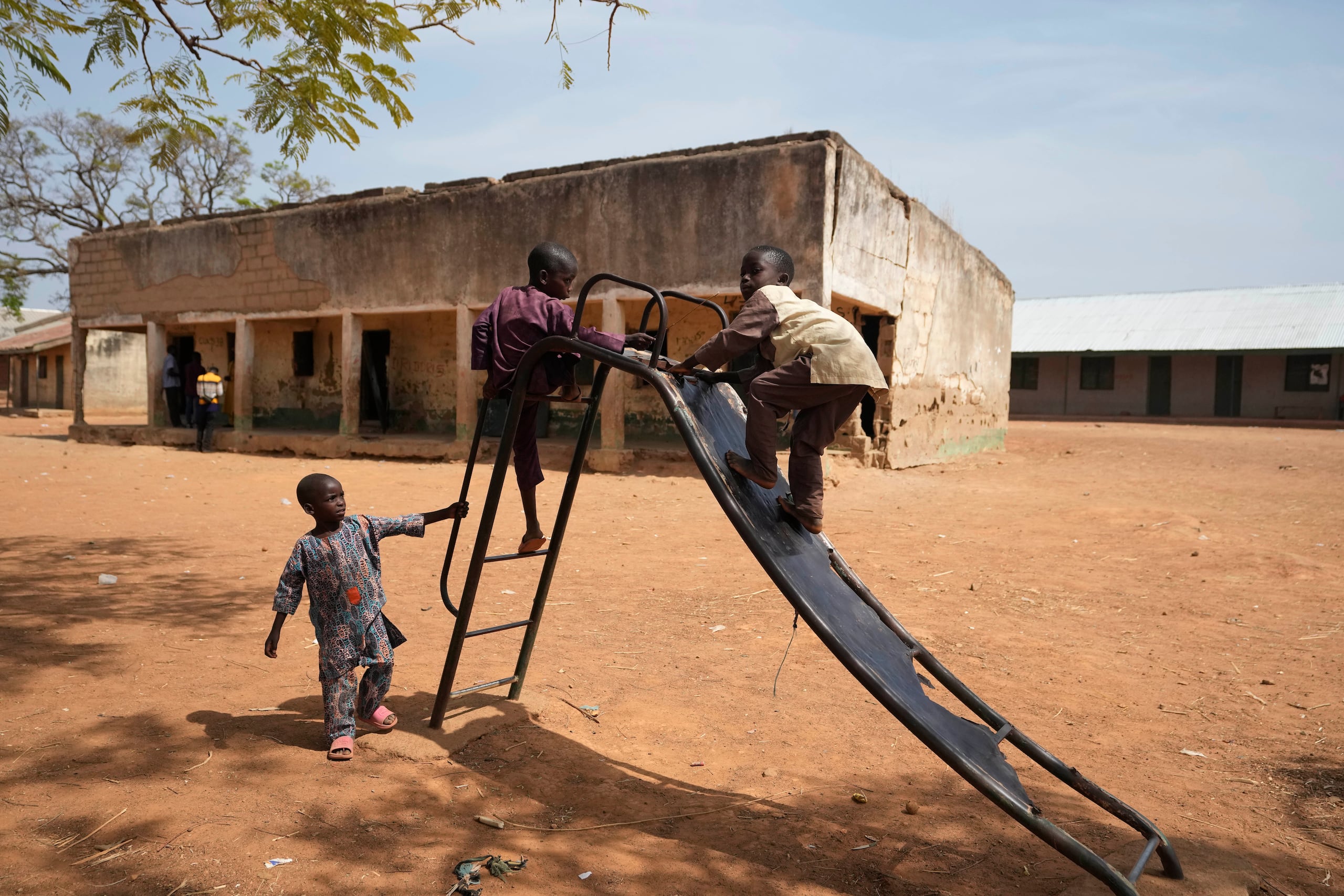 La inaccesibilidad de las carreteras de la zona dificultó la operación de rescate ya que la Policía se vio precisada a usar motocicletas para llegar a la aldea.