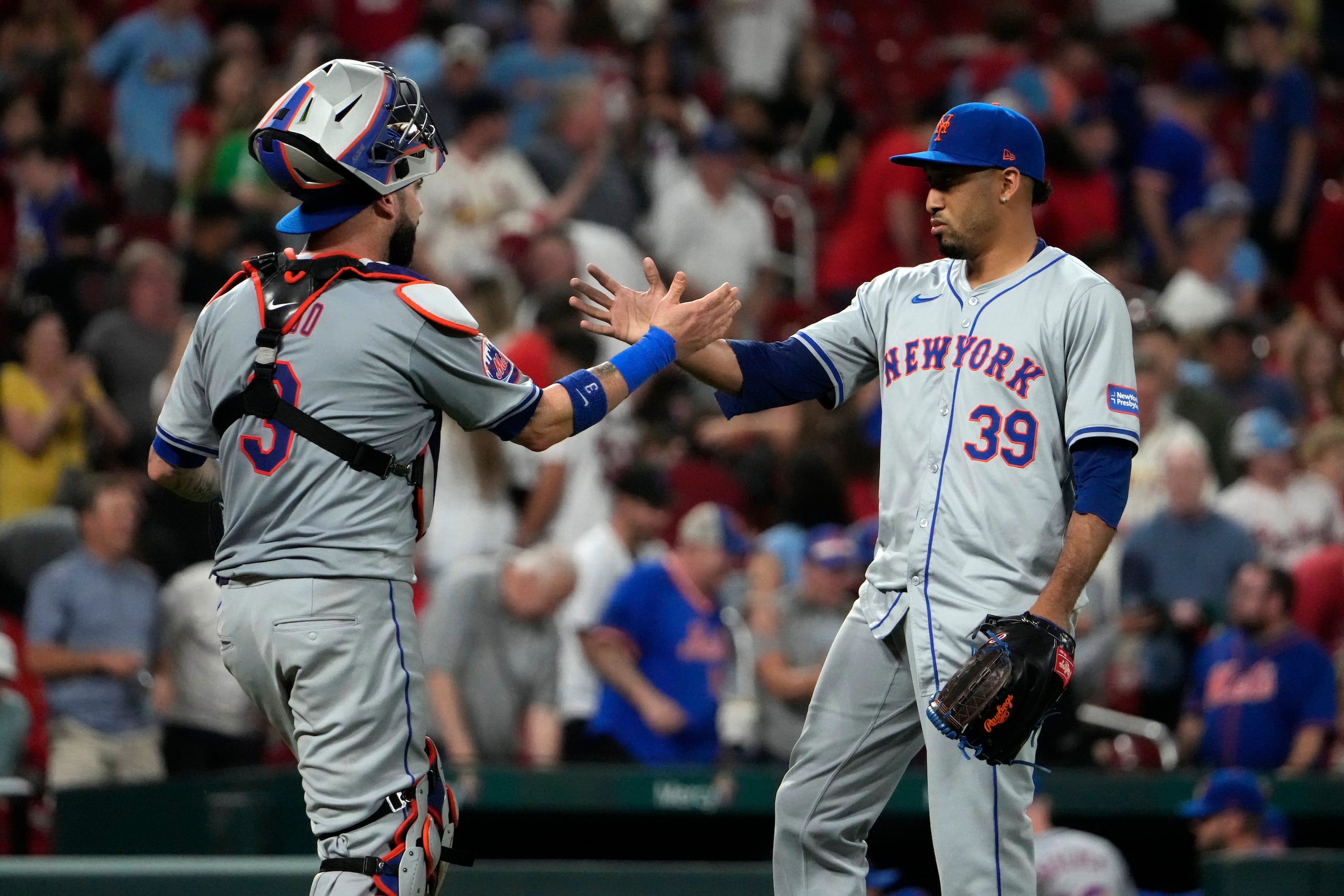 Edwin Díaz (39), relevista de los Mets de Nueva York, y el receptor Tomás Nido, ambos boricuas, celebran la victoria 4-3 sobre los Cardinals.