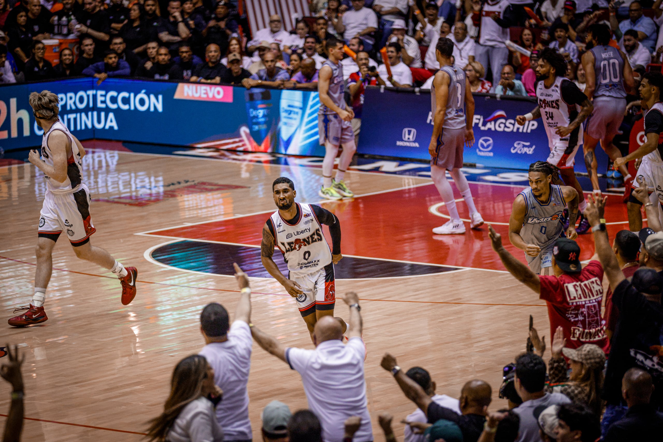 Jezreel de Jesús celebra luego de anotar un triple en el primer parcial del segundo partido de la final del BSN entre los Vaqueros de Bayamón y los Leones de Ponce.