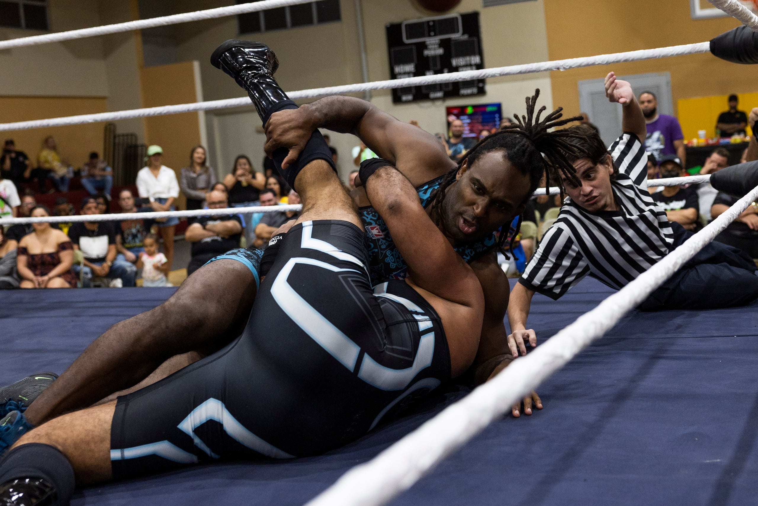 Jaime Espinal intenta planchar a su rival en la pelea del domingo.