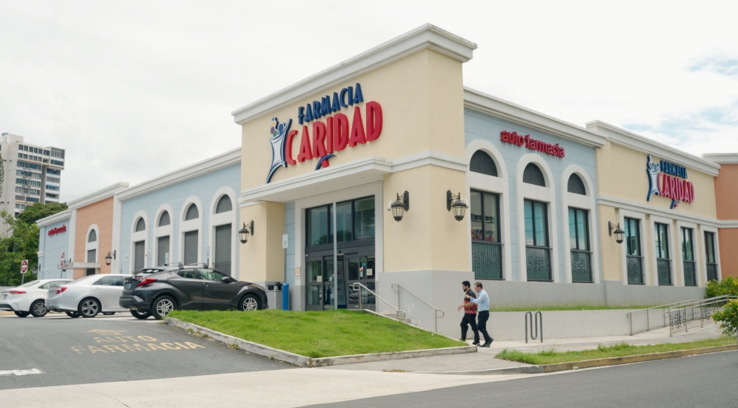 La hazaña de transformar la totalidad de los establecimientos CVS en farmacia Caridad en diez días quedó inmortalizada en la serie "Rompiendo el Molde", un proyecto del chef y productor Manolo López Cruz.