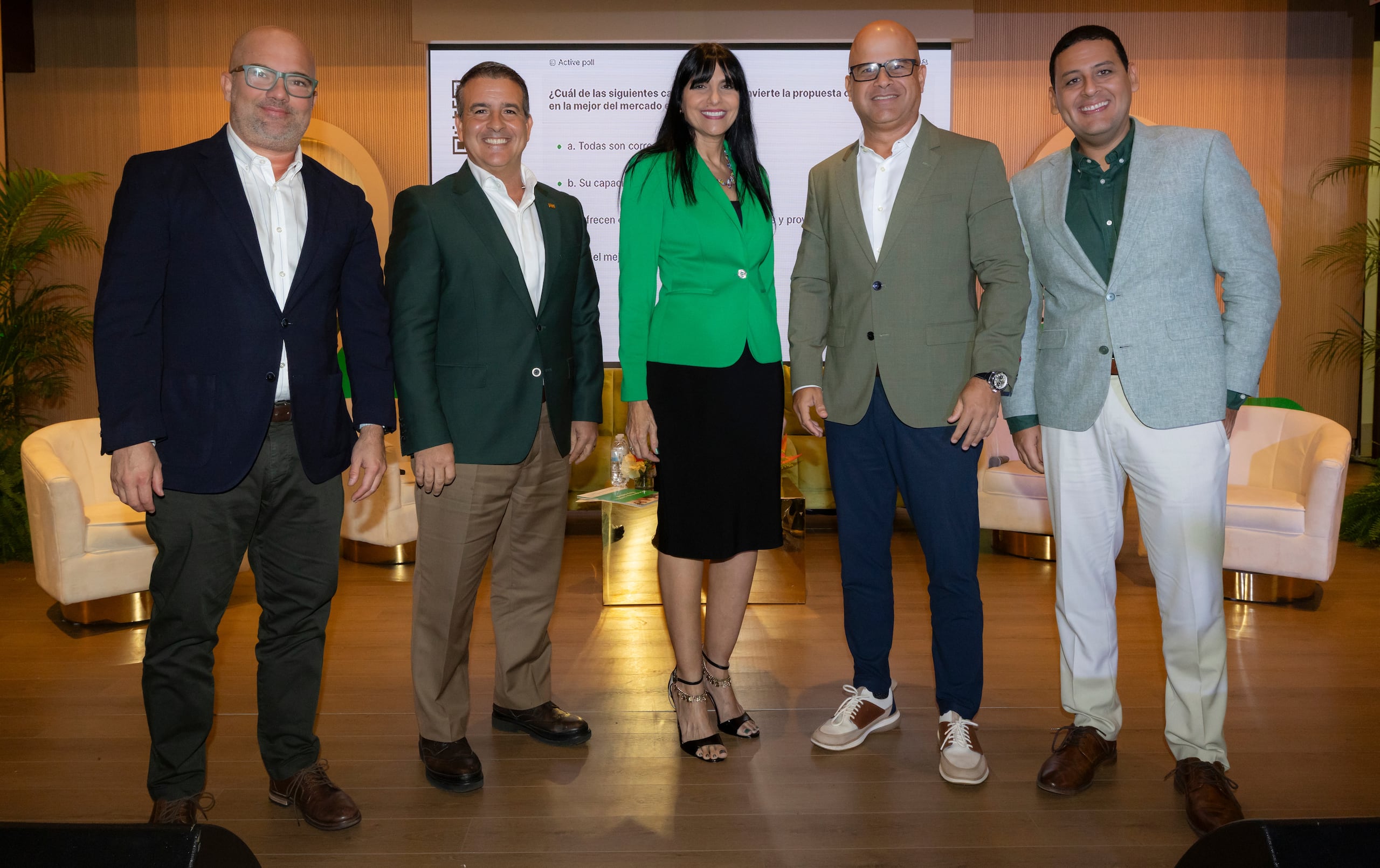 Desde la izquierda, Jose Aponte, Roberto Pando, doctora Inés Hernández-Roses, Roberto Torres y Herminio Nieves Blasini.
