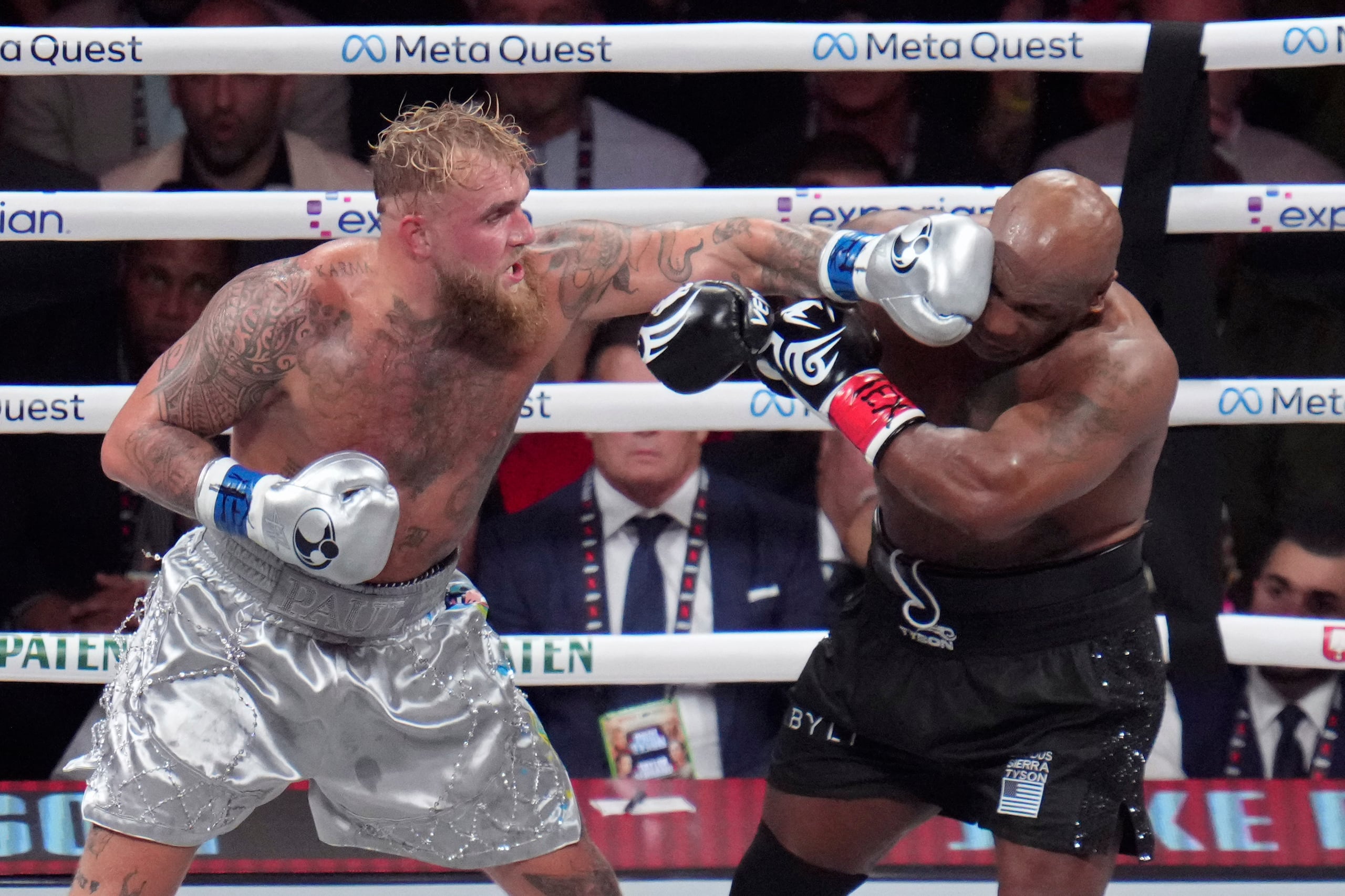 Jake Paul conecta un golpe de izquierda a Mike Tyson durante su pelea de boxeo de peso pesado, el viernes 15 de noviembre de 2024, en Arlington, Texas.
