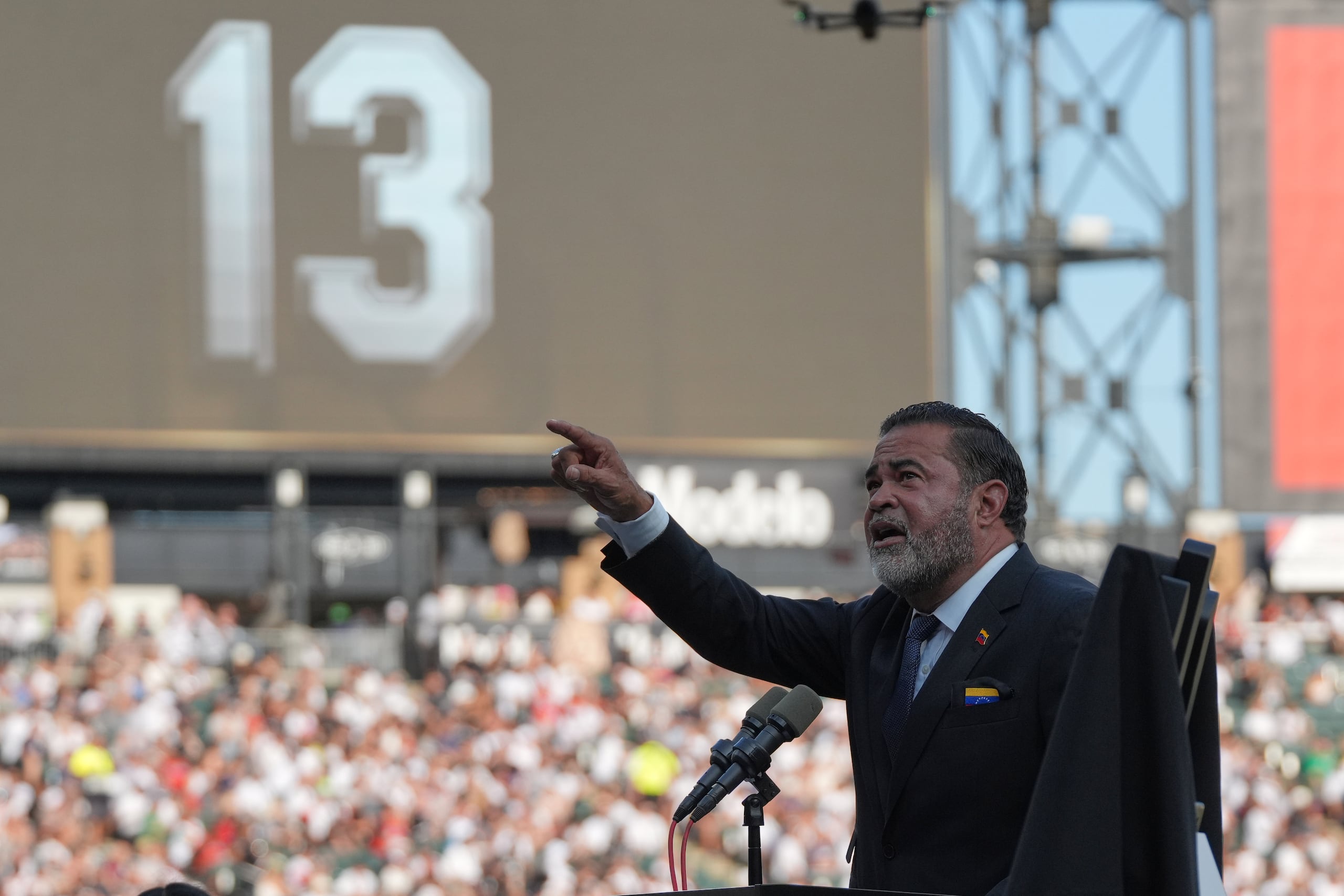 El venezolano Ozzie Guillén, expelotero y exmanager de los Medias Blancas de Chicago, pronuncia un discurso después de que su número fue retirado el sábado.