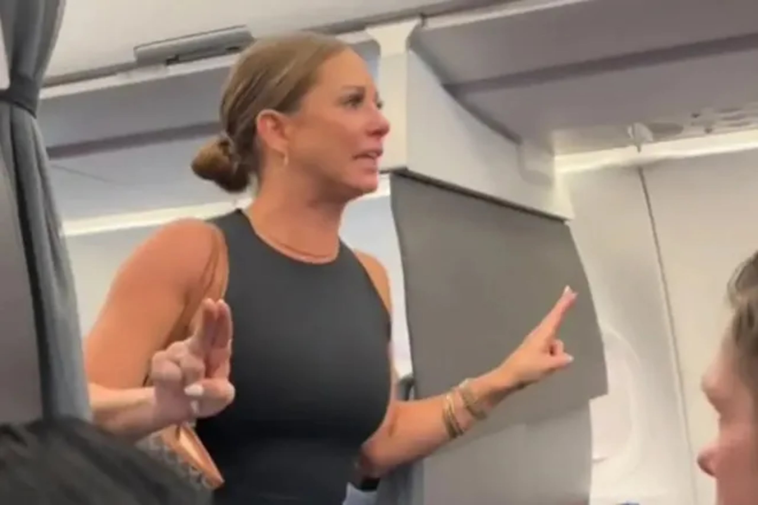 Tiffany Gomas quedó grabada en video cuando exigía que se detuviera el avión mientras alegaba que había alguien irreal en la aeronave.