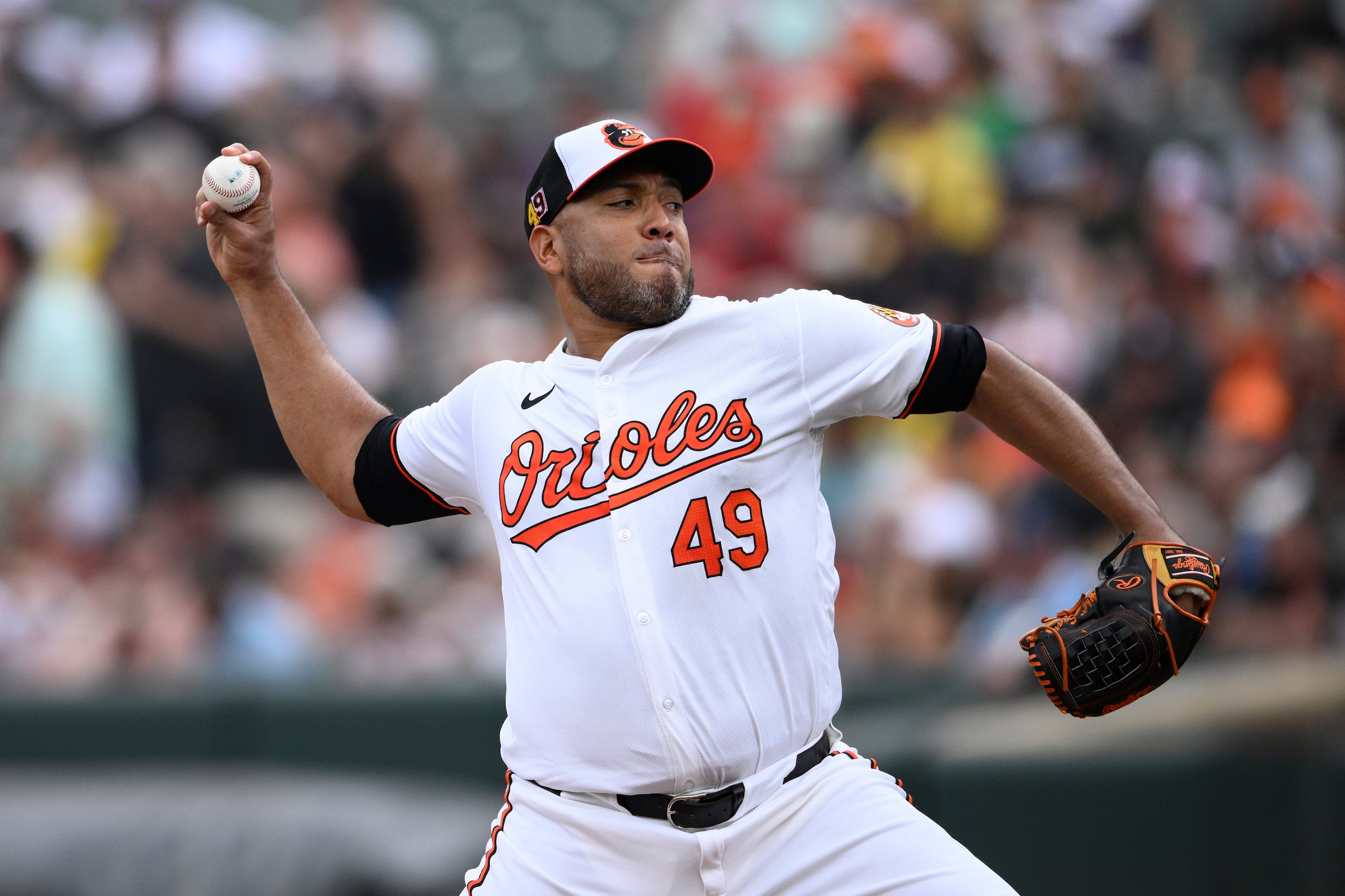 El abridor venezolano, Albert Suárez lanza durante la segunda entrada del juego de béisbol ante los Red Sox.