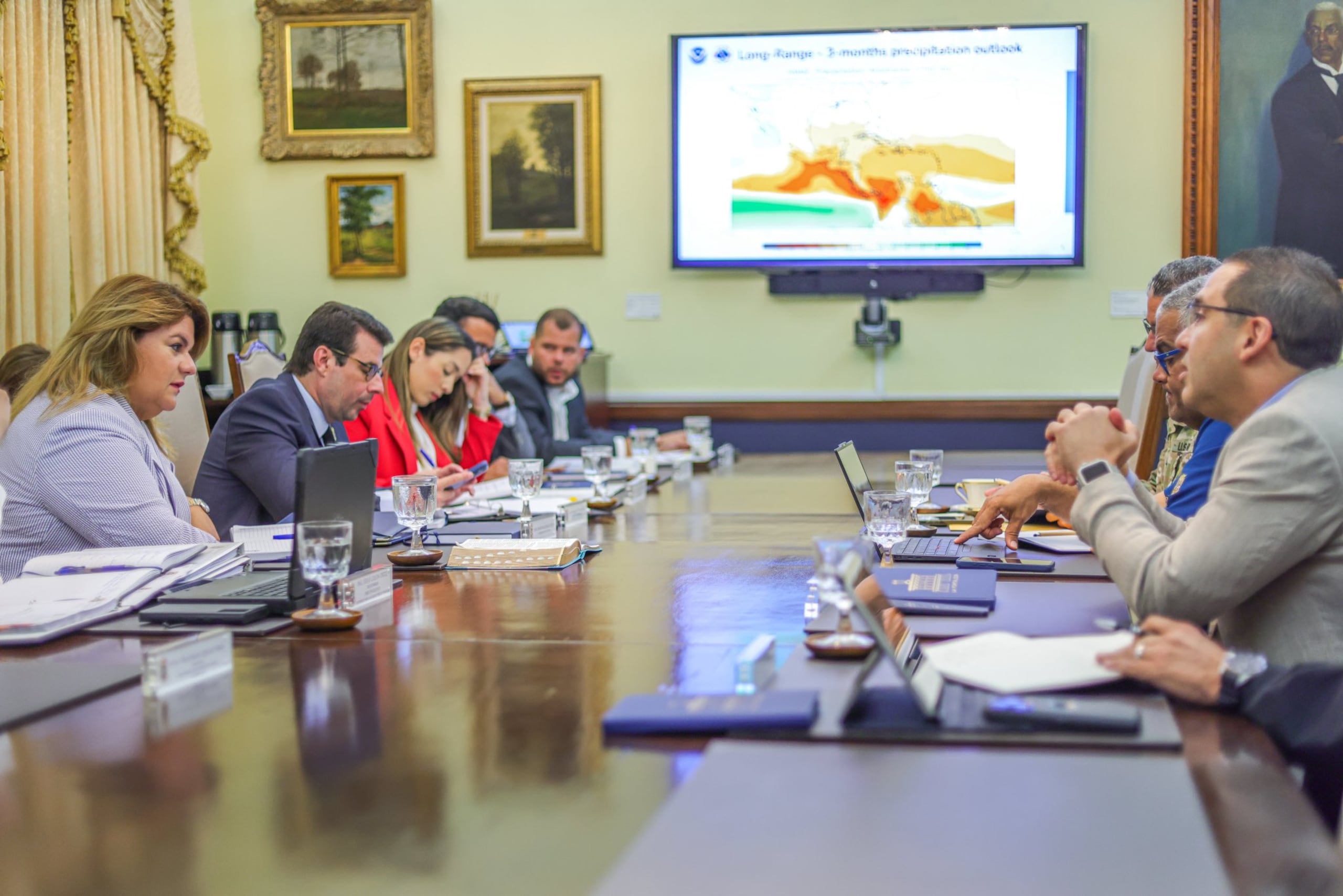 La gobernadora Jenniffer González en una reunión con el Comité de Sequía.