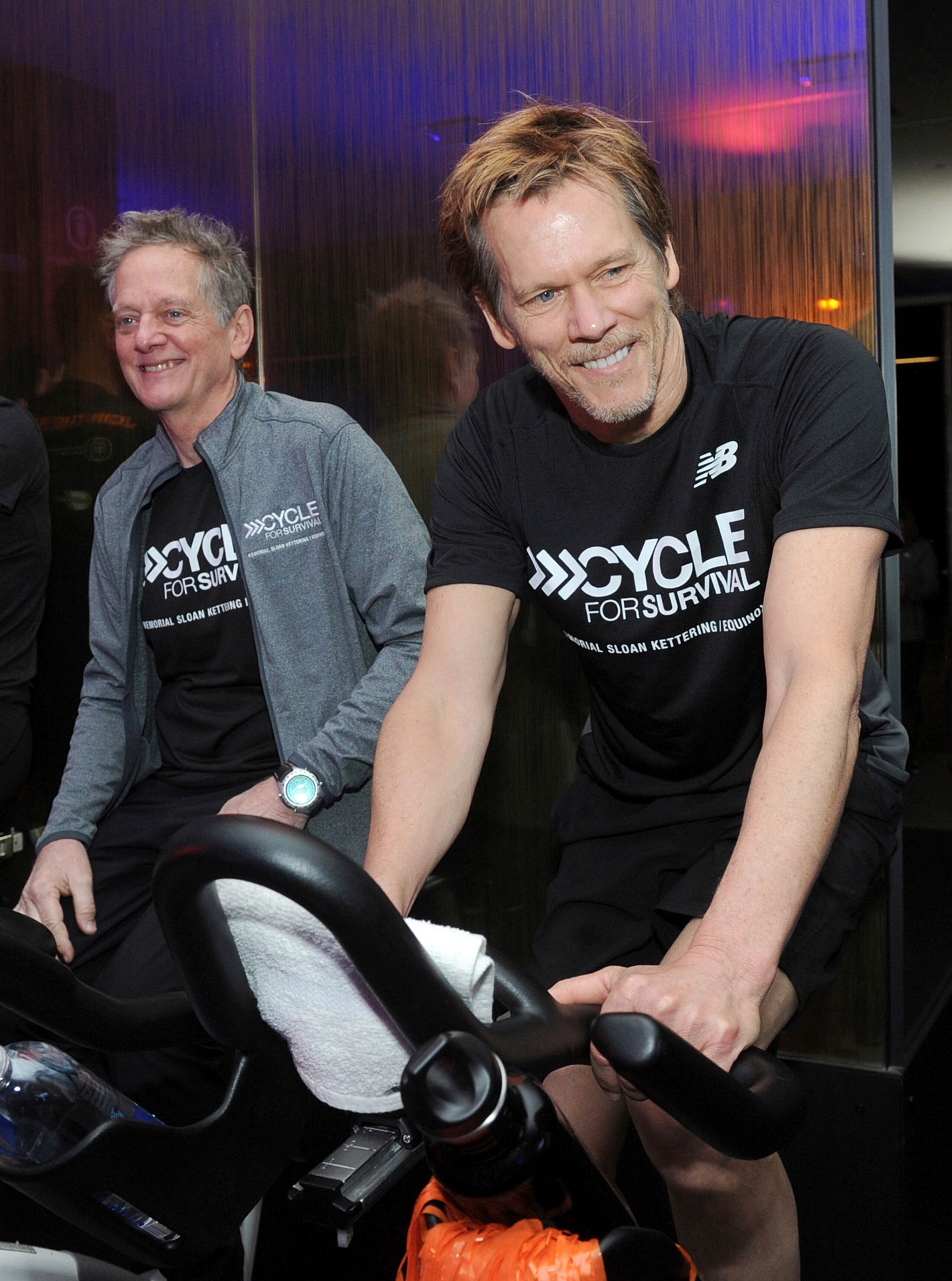 Michael (izq) y Kevin Bacon, durante un evento benéfico en marzo pasado el que pedalearon para recaudar fondos para luchar contra tipos de cáncer raros. Foto AP.