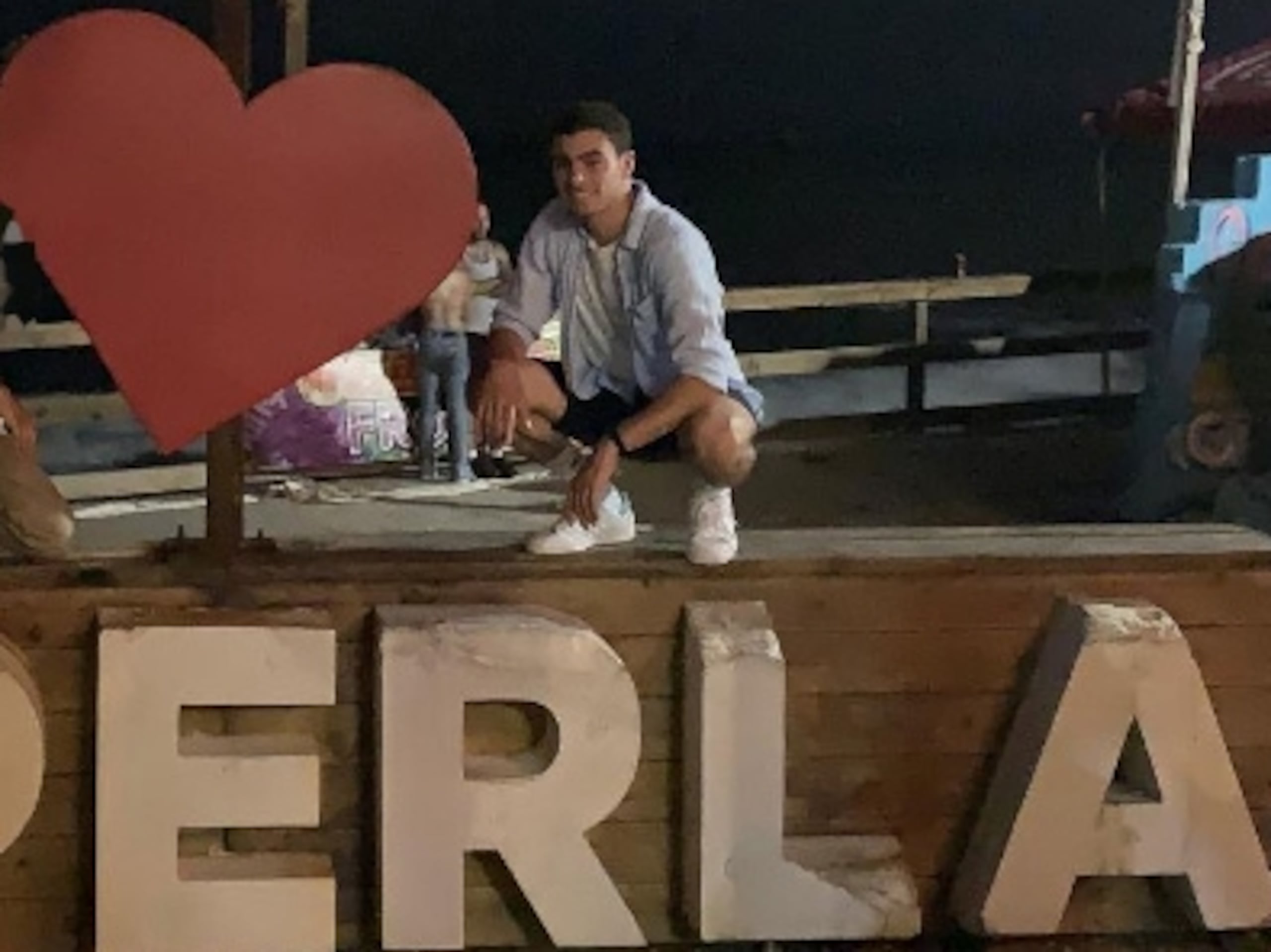 Luigi Nicholas Mangione, sospechoso de matar al CEO de UnitedHealthcare, Brian Thompson, aparece en varias fotos de vacaciones en Puerto Rico en el 2021. (Instagram: luigi.from.fiji)
