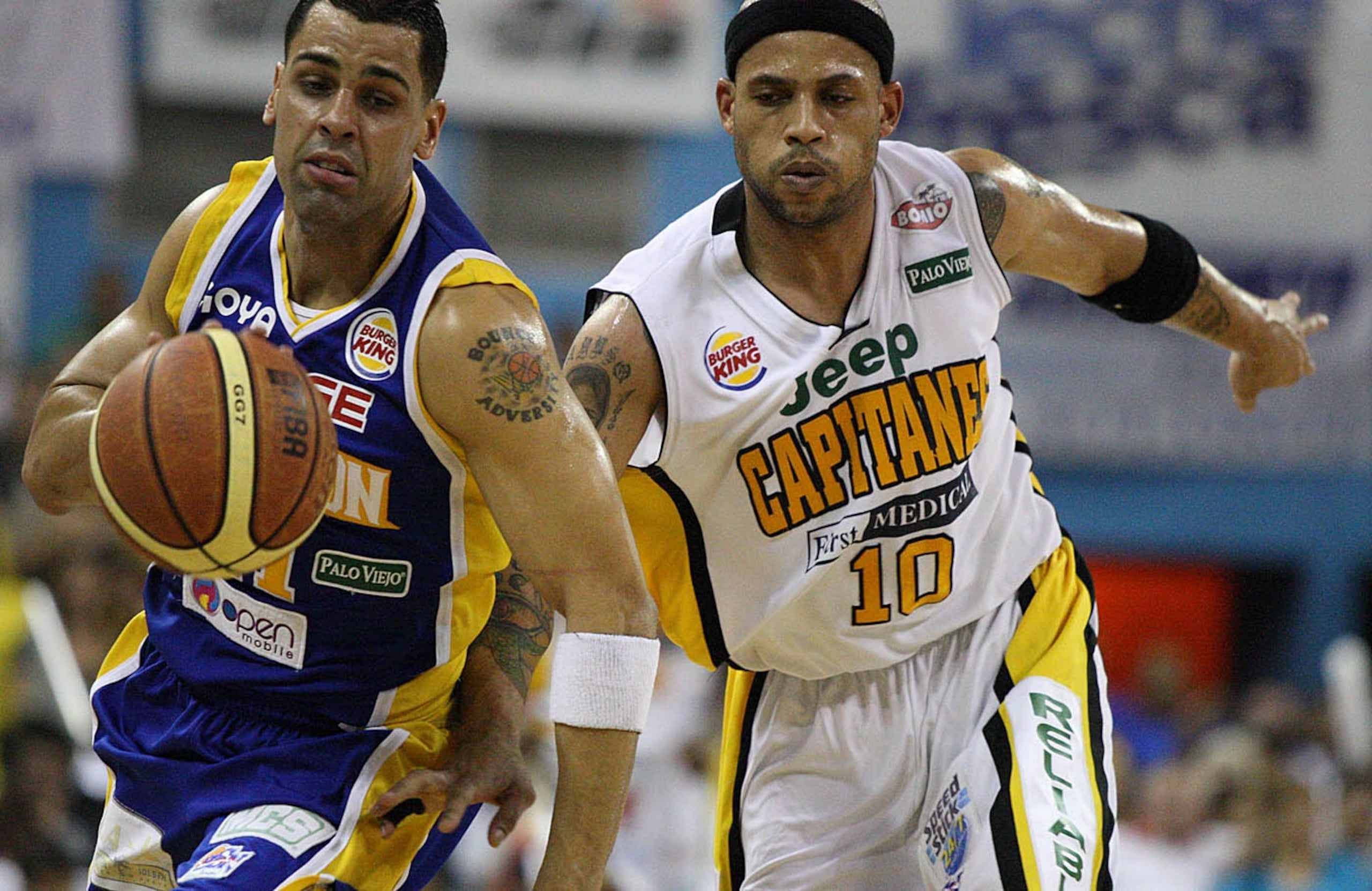 Christian Dalmau y Larry Ayuso en el sexto juego de la serie final entre los Vaqueros de Bayamón y los Capitanes de Arecibo, el 1 de julio del 2010.