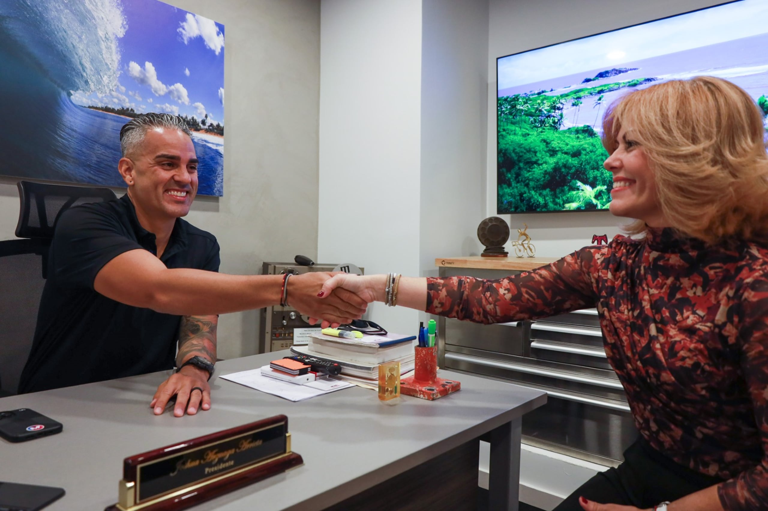 Joshua Arzuaga, presidente de Magic 97.3FM, y Gloria Vázquez, directora de Casa de la Bondad.