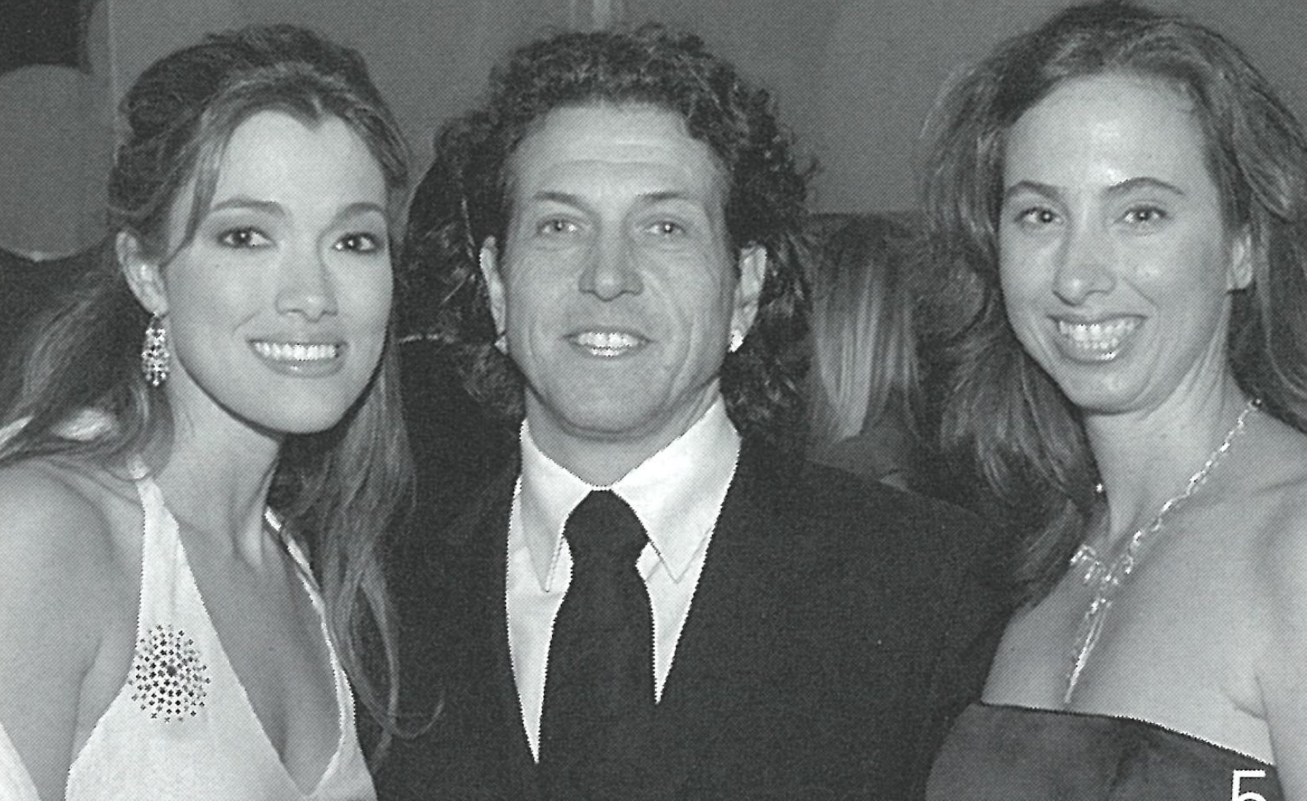 Zoribel Fonalledas, Stephen Webster y Robin Reinhold comparten en la gala del 2005, titulada “Nueva luz”, en alusión a los tragaluces del museo, en el Centro de Convenciones de Puerto Rico, lugar en donde se continuó celebrando hasta el 2008.
