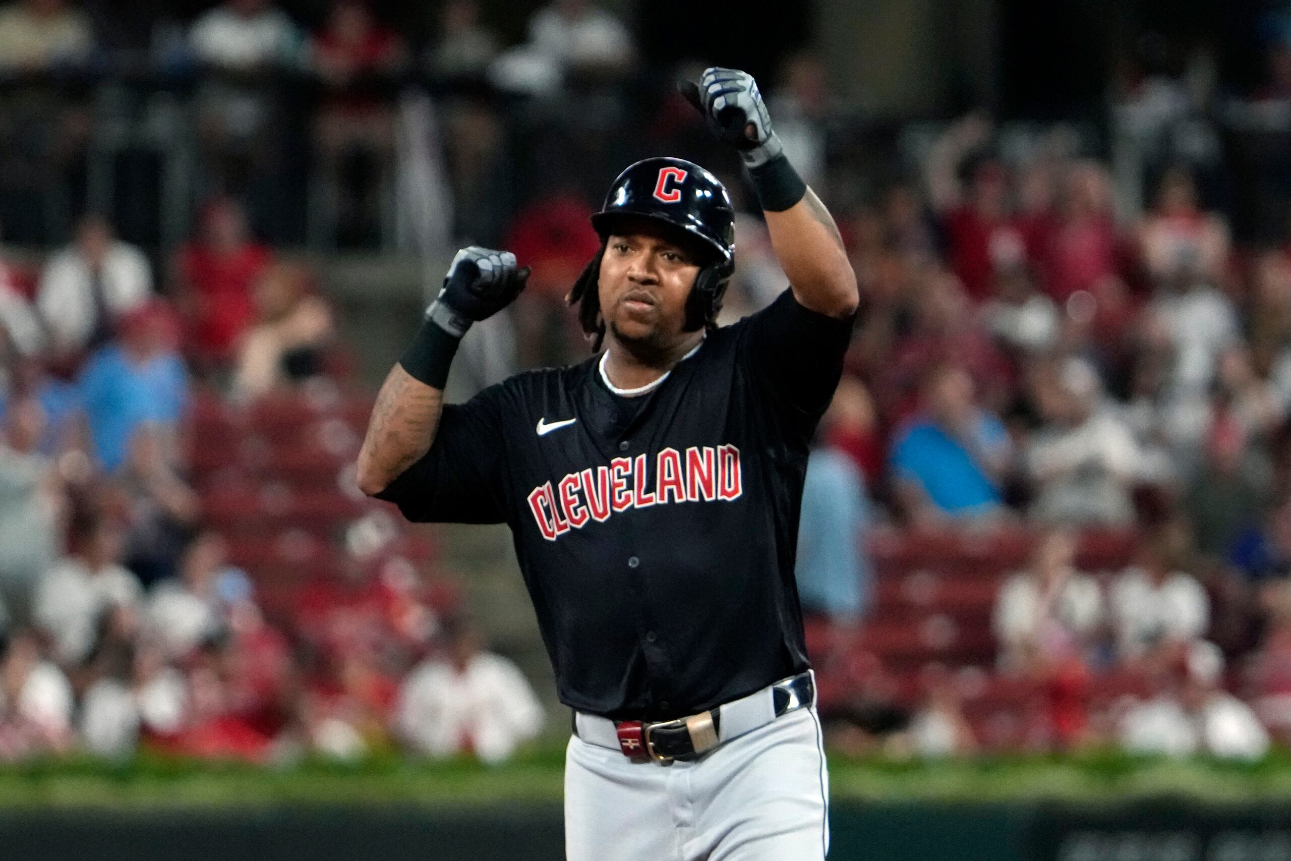 José Ramírez corre las bases después de conectar un cuadrangular frente a los Cardinals.