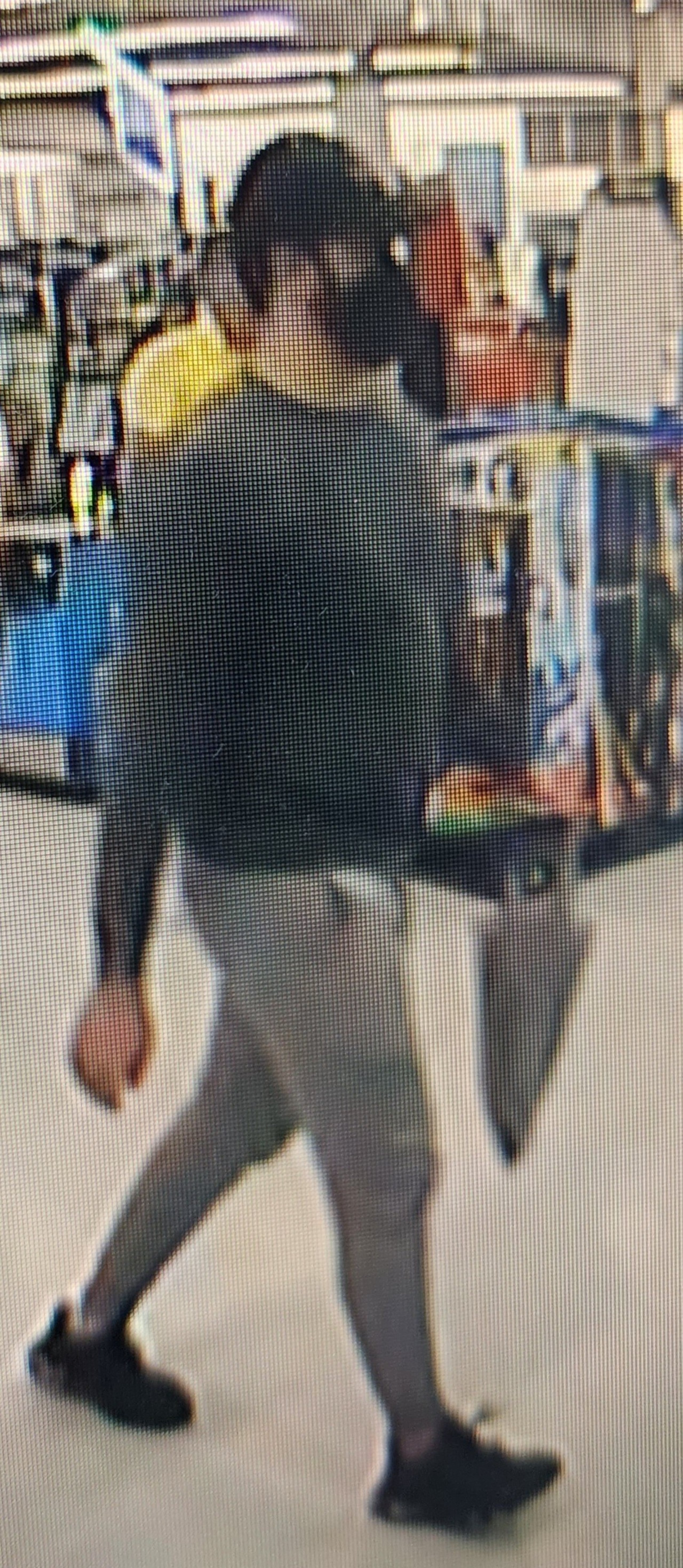 Sospechoso de apropiarse de las carteras y con las tarjetas de crédito y débito hizo compras en la tienda Walmart del centro comercial Plaza del Sol, en Bayamon.