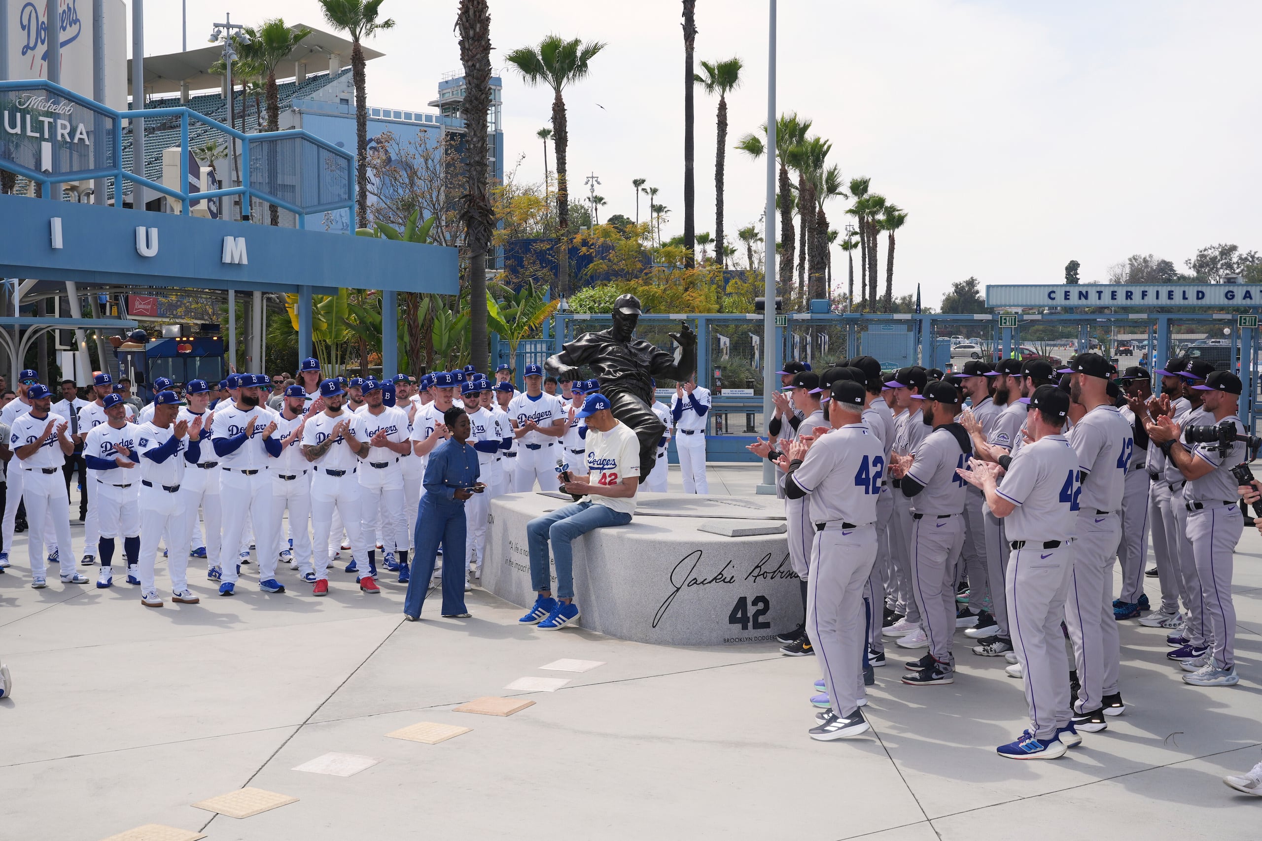 El exjugador de la NBA Kareem Abdul-Jabbar habla afuera del estadio de los Dodgers durante la celebración del Día de Jackie Robinson junto a jugadores y personal de los Dodgers y Rockies de Colorado el martes 15 de abril del 2025. (AP Foto/Damian Dovarganes)