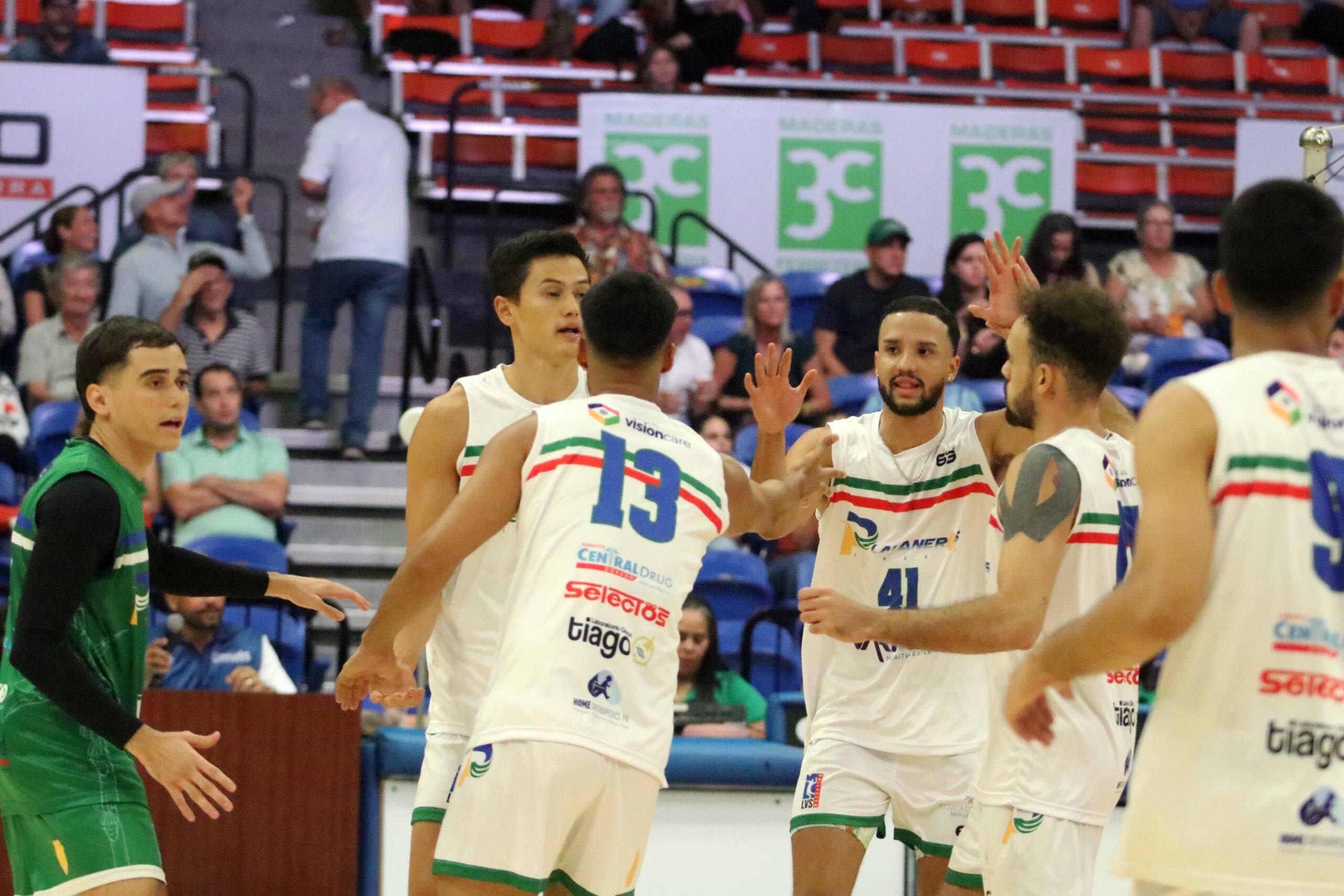 Arnaldo Torres, al centro, es el sexto mejor anotador de la liga y fue reconocido como Jugador de la Semana del Voleibol Superior.