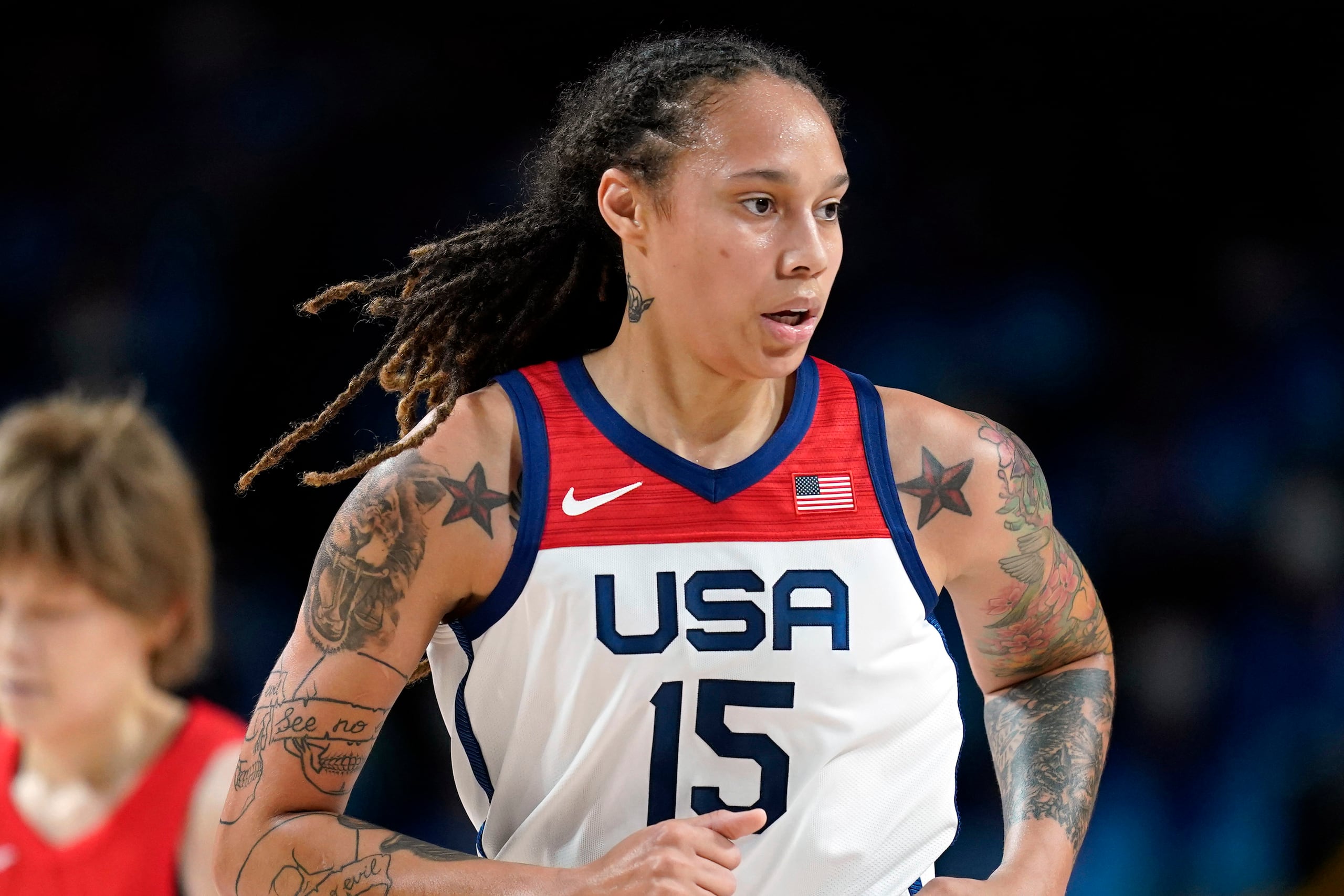 Brittney Griner jugará por primera vez fuera de Estados Unidos desde hace dos años, cuando estuvo detenida en una prisión rusa por 10 meses.