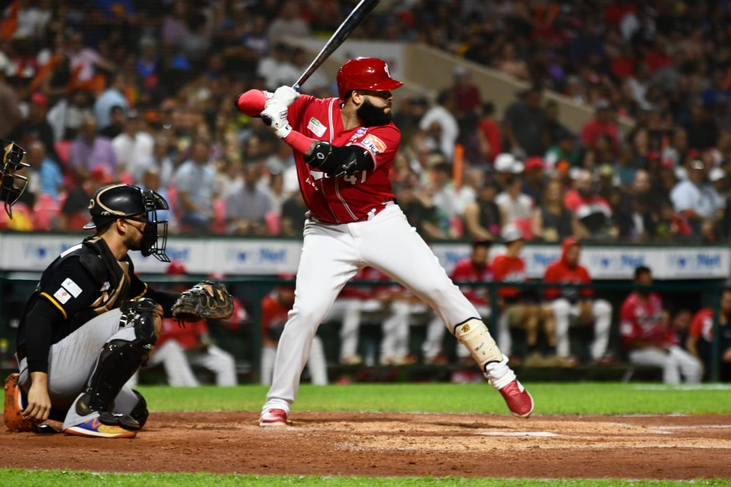 Emmanuel Rivera, con el uniforme de los Criollos, consume un turno en el segundo juego de la final del béisbol invernal contra los Gigantes de Carolina.
