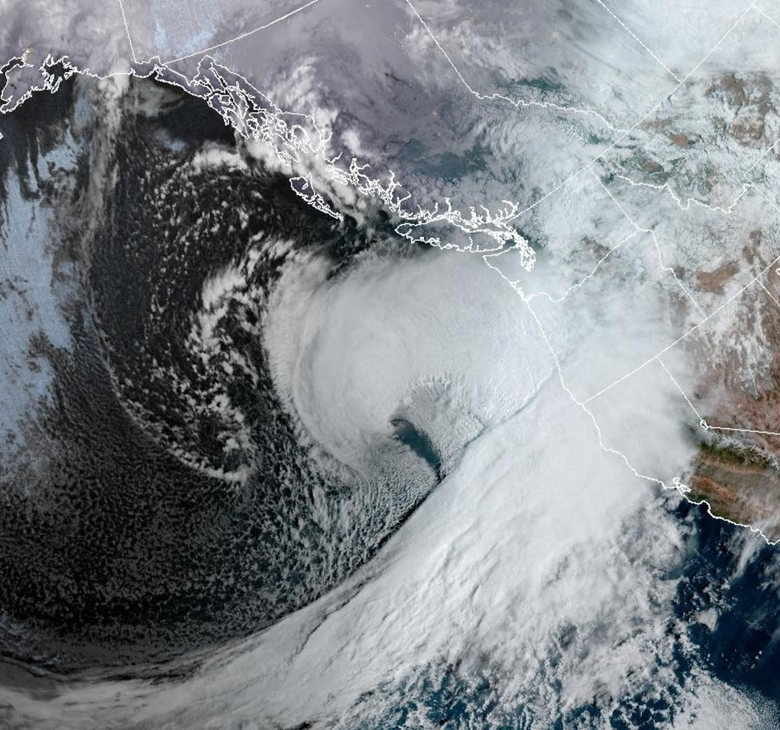 Esta imagen de satélite del 19 de noviembre de 2024 muestra las condiciones climáticas formándose en el norte de California y el noroeste del Pacífico, que se considera un “ciclón bomba” por intensificarse rápidamente.