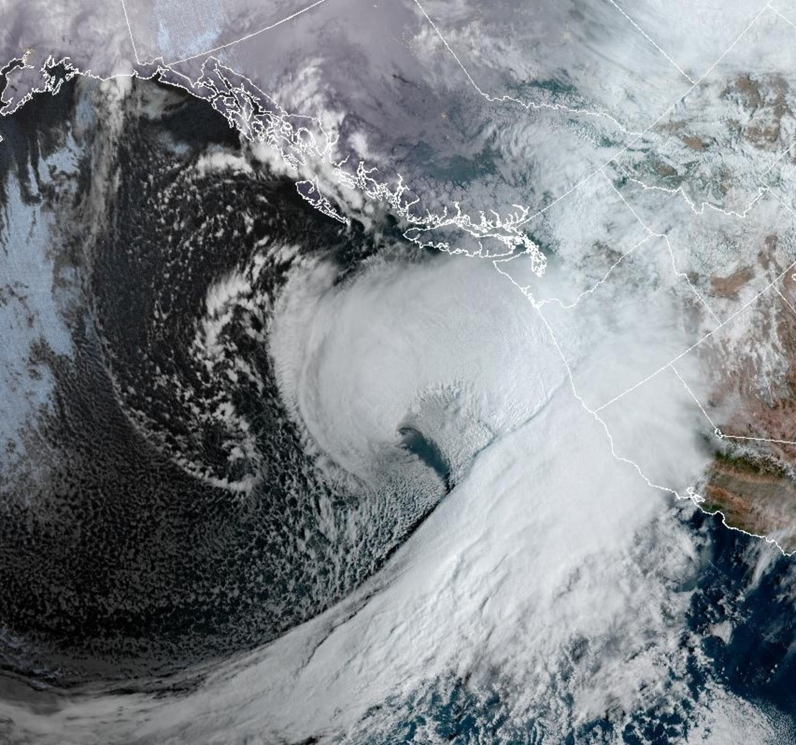 Esta imagen de satélite del 19 de noviembre de 2024 muestra las condiciones climáticas formándose en el norte de California y el noroeste del Pacífico, que se considera un “ciclón bomba” por intensificarse rápidamente.