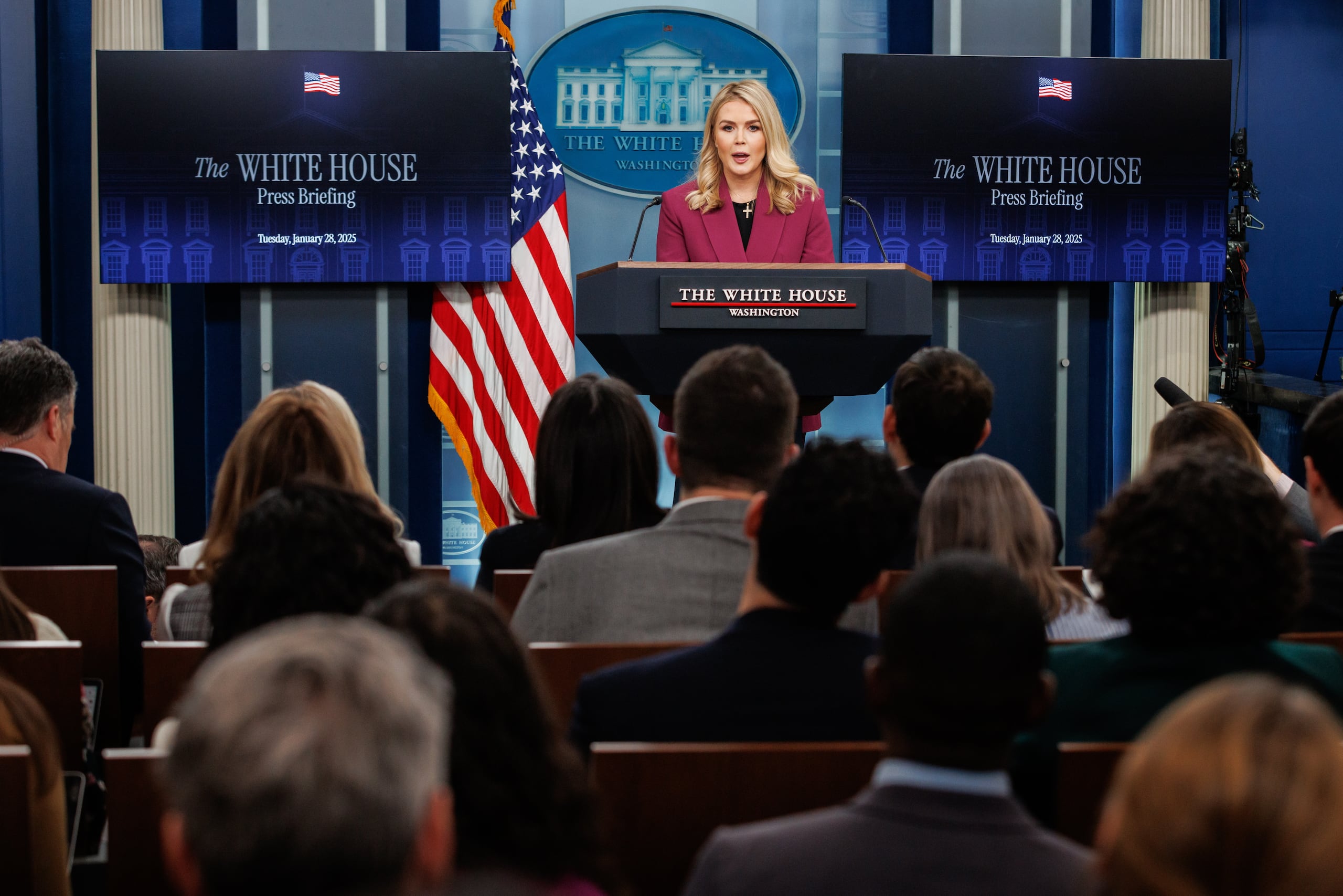 la portavoz de la Casa Blanca, Karoline Leavitt, indició erróneamente que “todas” las más de 3,500 personas arrestadas esta semana tienen un “récord criminal” porque están en el país de manera irregular.