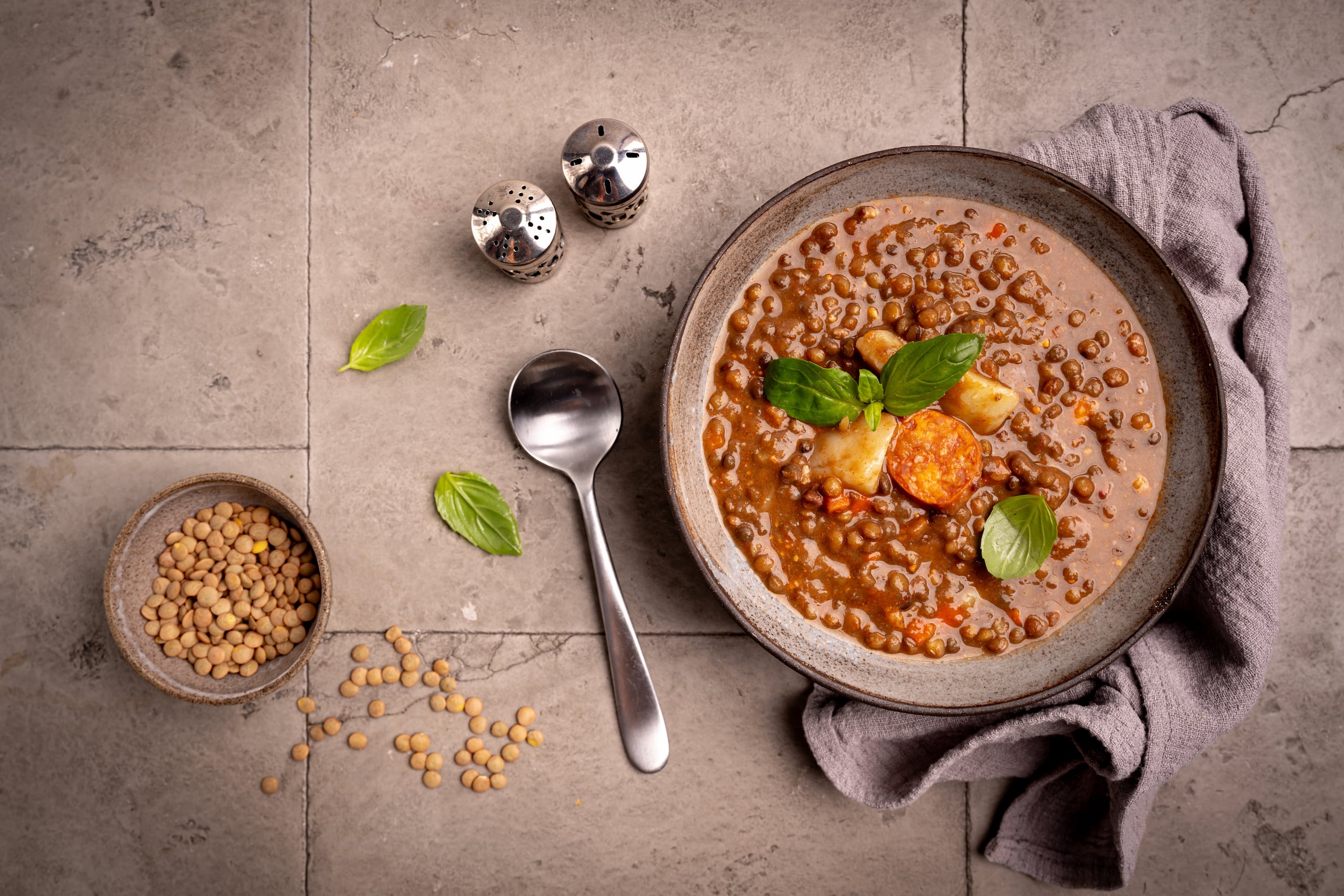 No solo realza el gusto del plato, sino que ayuda a que el cuerpo absorba el hierro y calcio de la legumbre.