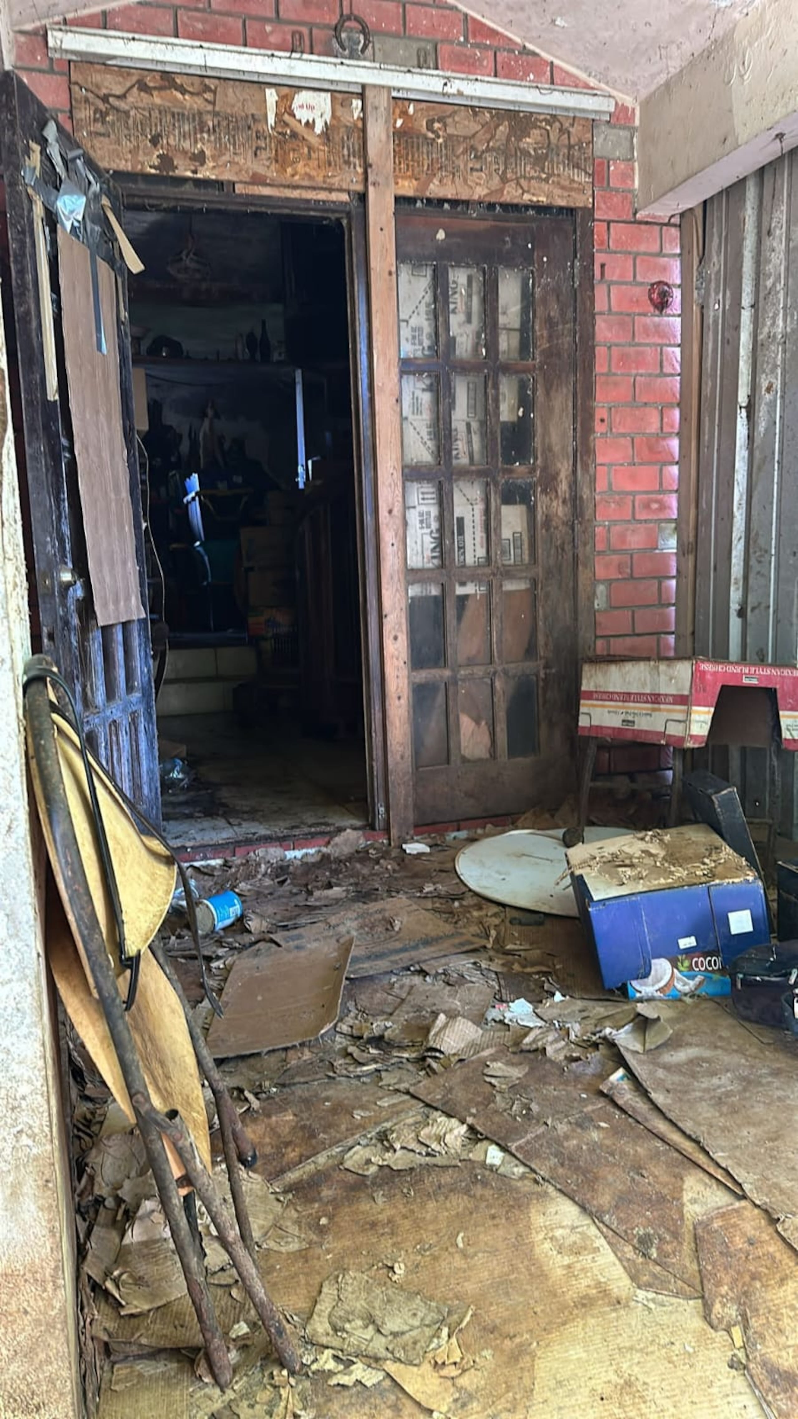 Alguaciles que fueron a diligenciar una orden de desahucio encontraron a una pareja de septuagenarios viviendo en condiciones infrahumanas con unos 25 perros dentro de la casa.