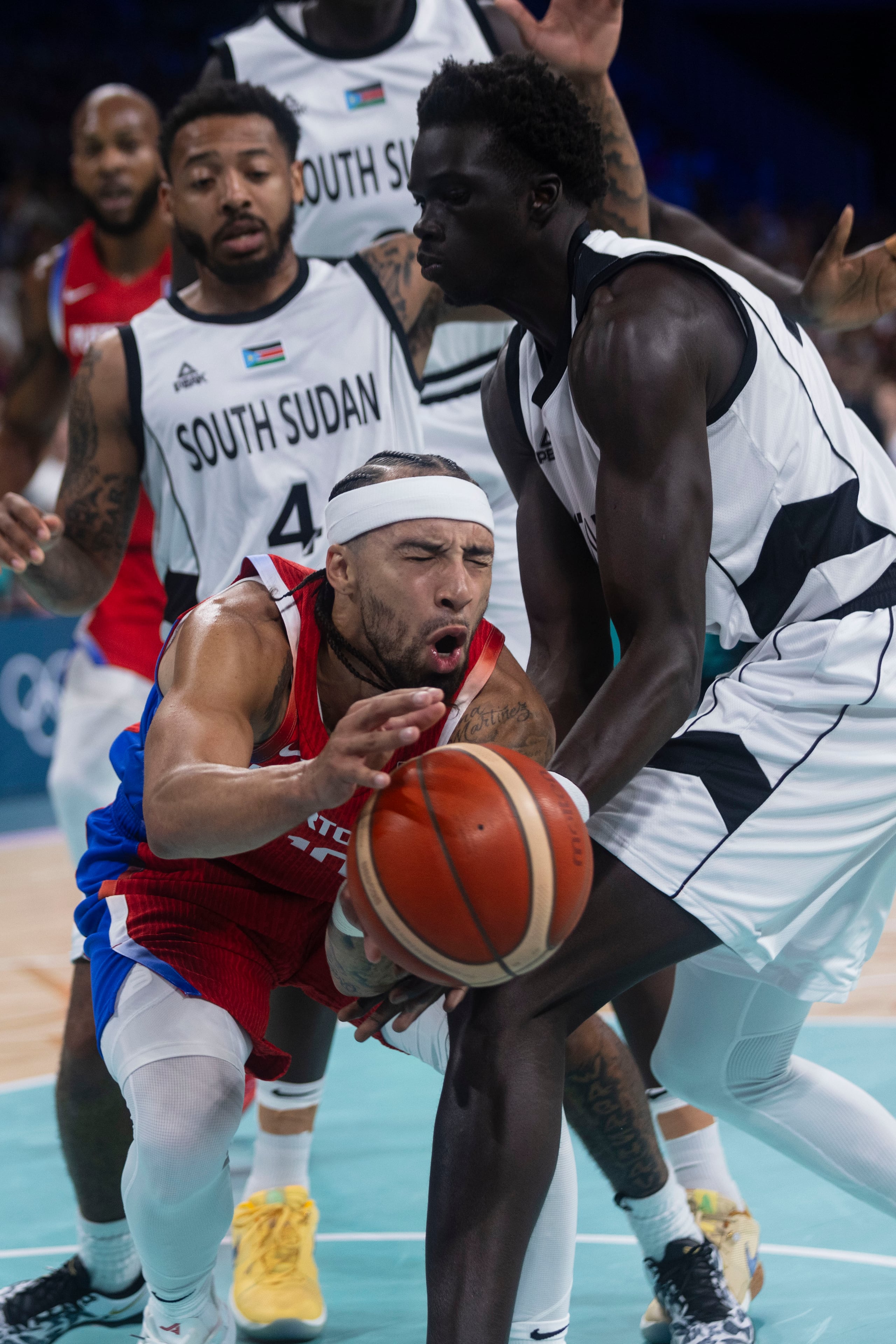 Otro factor importante en el partido fue el fuerte impacto que tenían los defensores de Sudán del Sur sobre los gares boricuas. En la foto se ve una muestra de eso sobre José Alvarado.