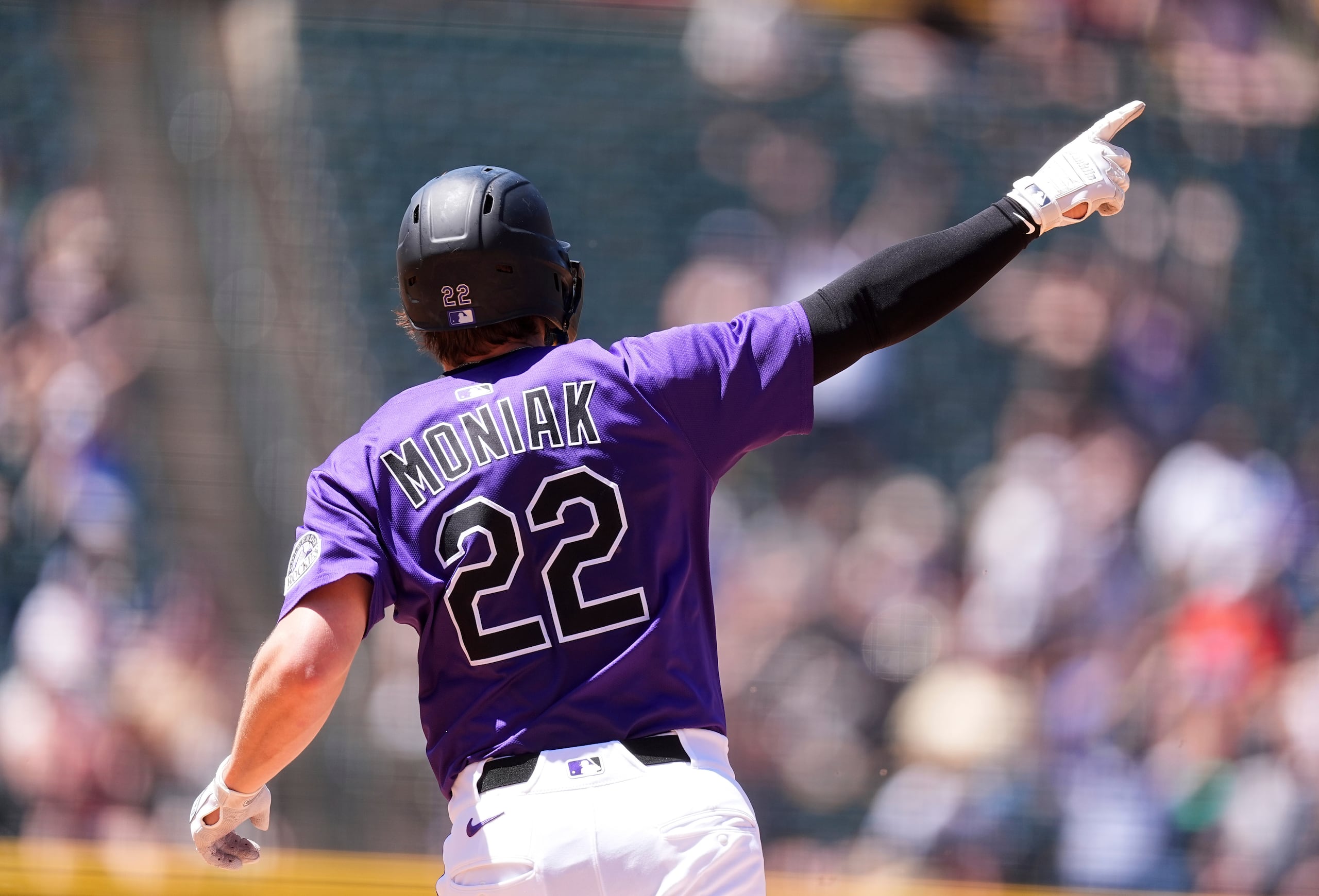 Mickey Moniak, de los Rockies de Colorado, apunta hacia las gradas mientras recorre las bases después de batear un cuadrangular de tres carreras frente al abridor de los Diamondbacks de Arizona, Brandon Pfaadt, en la quinta entrada.