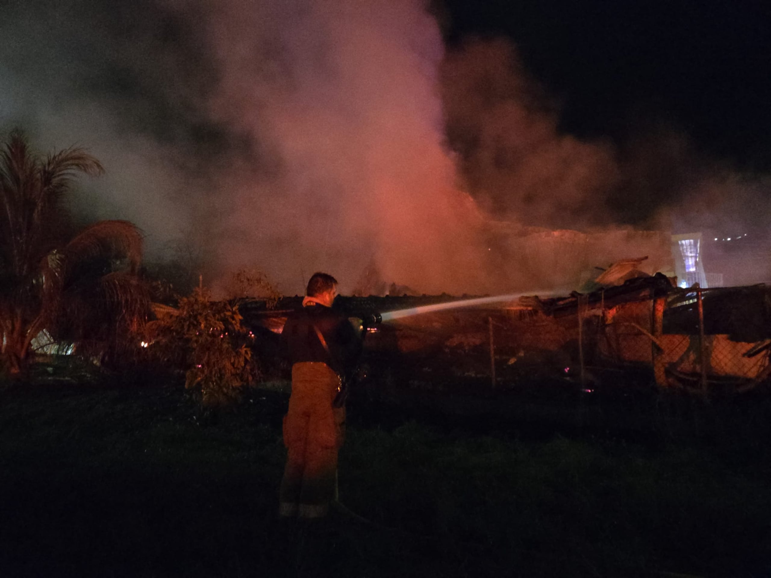 Voraz incendio destruye residencia en barrio Caracol, de Añasco. En la casa vivían cinco personas, incluyendo un bebé de 11 meses. Afortunadamente, todos están fuera de peligro.