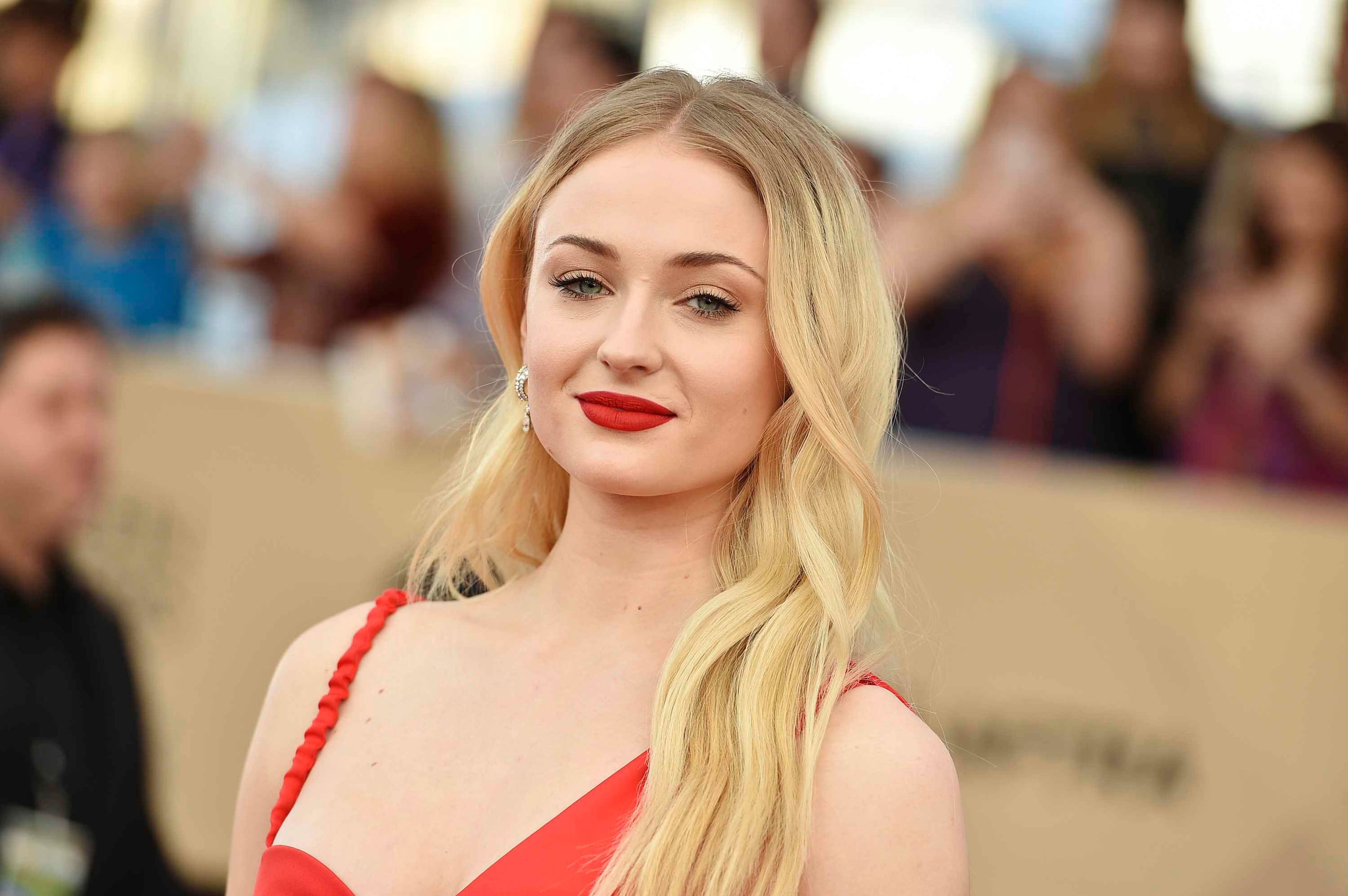 En esta imagen de archivo, tomada el 29 de enero de 2017, Sophie Turner, una de las protagonistas de la serie "Game of Thrones", llega a la 23ra edición de los Screen Actors Guild Awards en el Shrine Auditorium & Expo Hall de Los Ángeles. (AP)