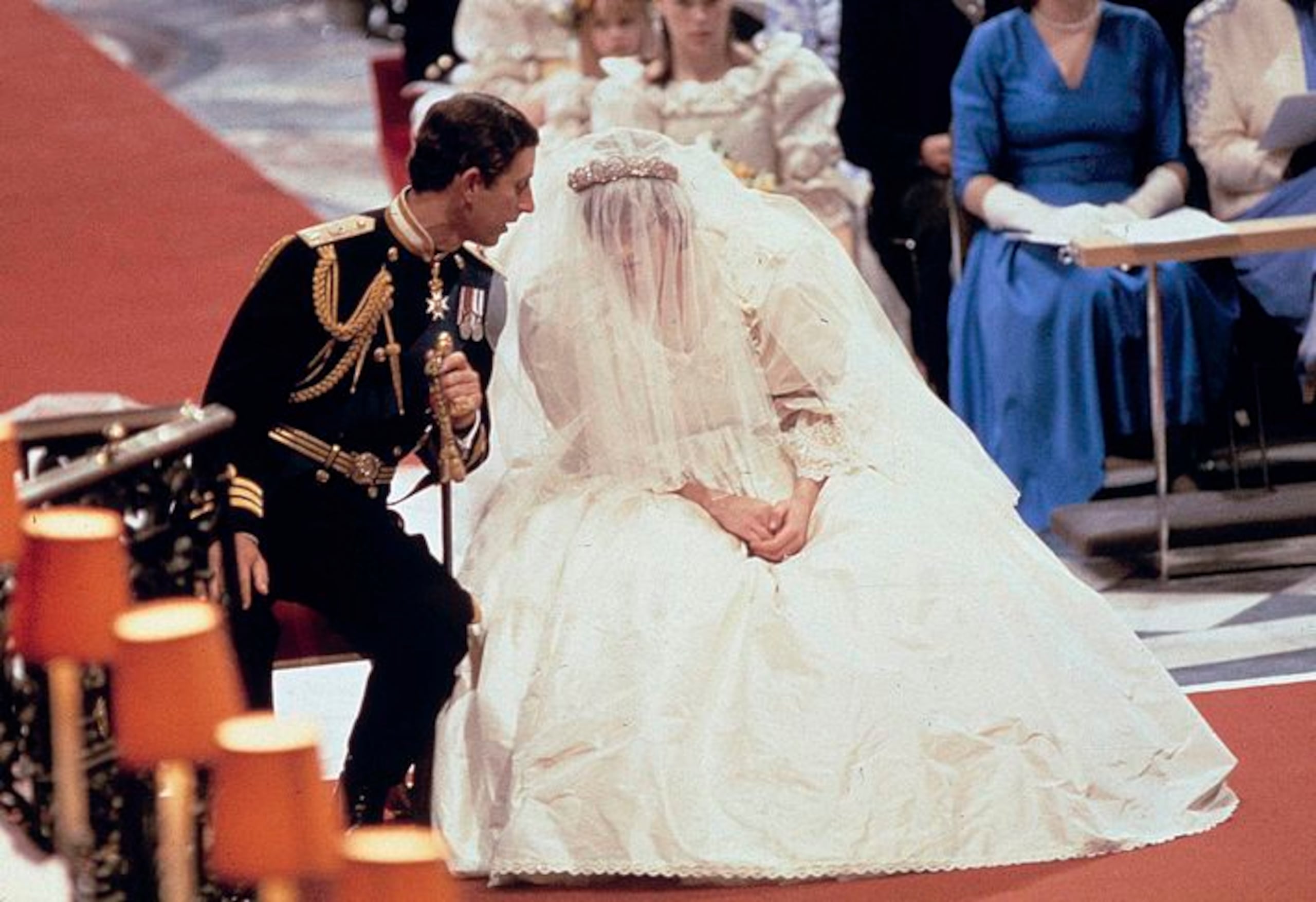 La boda de 1981 de Diana con el príncipe Charles fue observada por cientos de millones de personas en todo el mundo, y no podía haber llevado un vestido más suntuoso para la ocasión. El vestido de tafetán de seda con una cola de 7,5 metros confeccionada por David y Elizabeth Emanuel llevaba grandes mangas, encajes y 10.000 lentejuelas de perla. (AP)