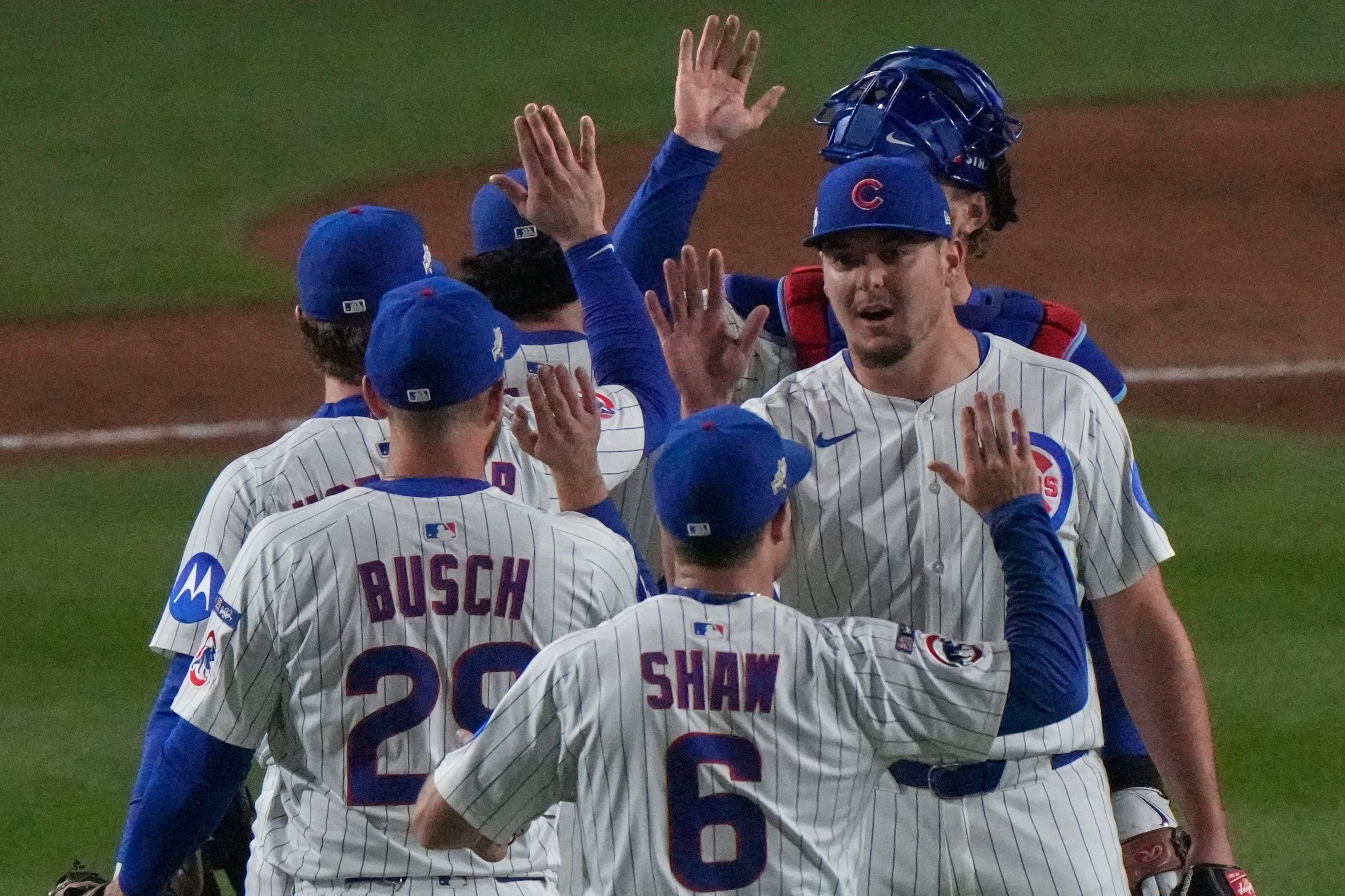 Los Cubs celebran después del Juego 3 de la Serie Divisional de la Liga Nacional de béisbol ante los Brewers.