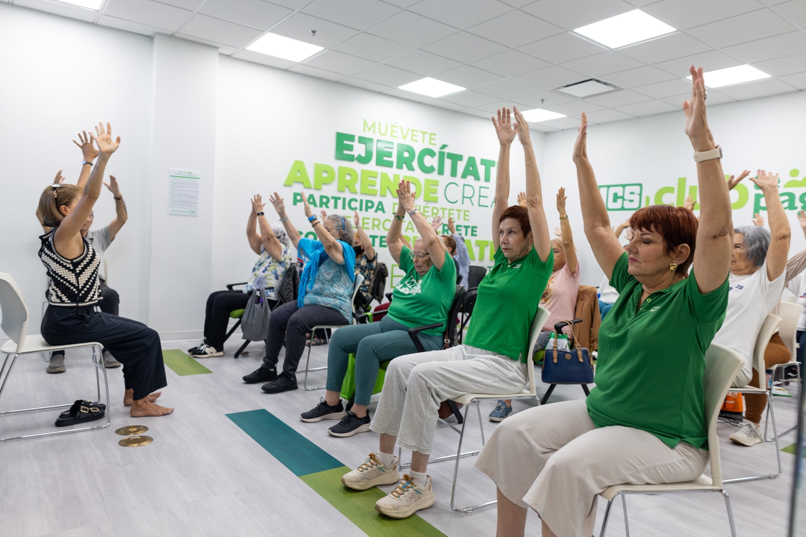 Participantes del Club te Paga de MCS en el centro de servicios de Plaza Las Américas. A la extrema derecha, Marian Pabón y Lily García.