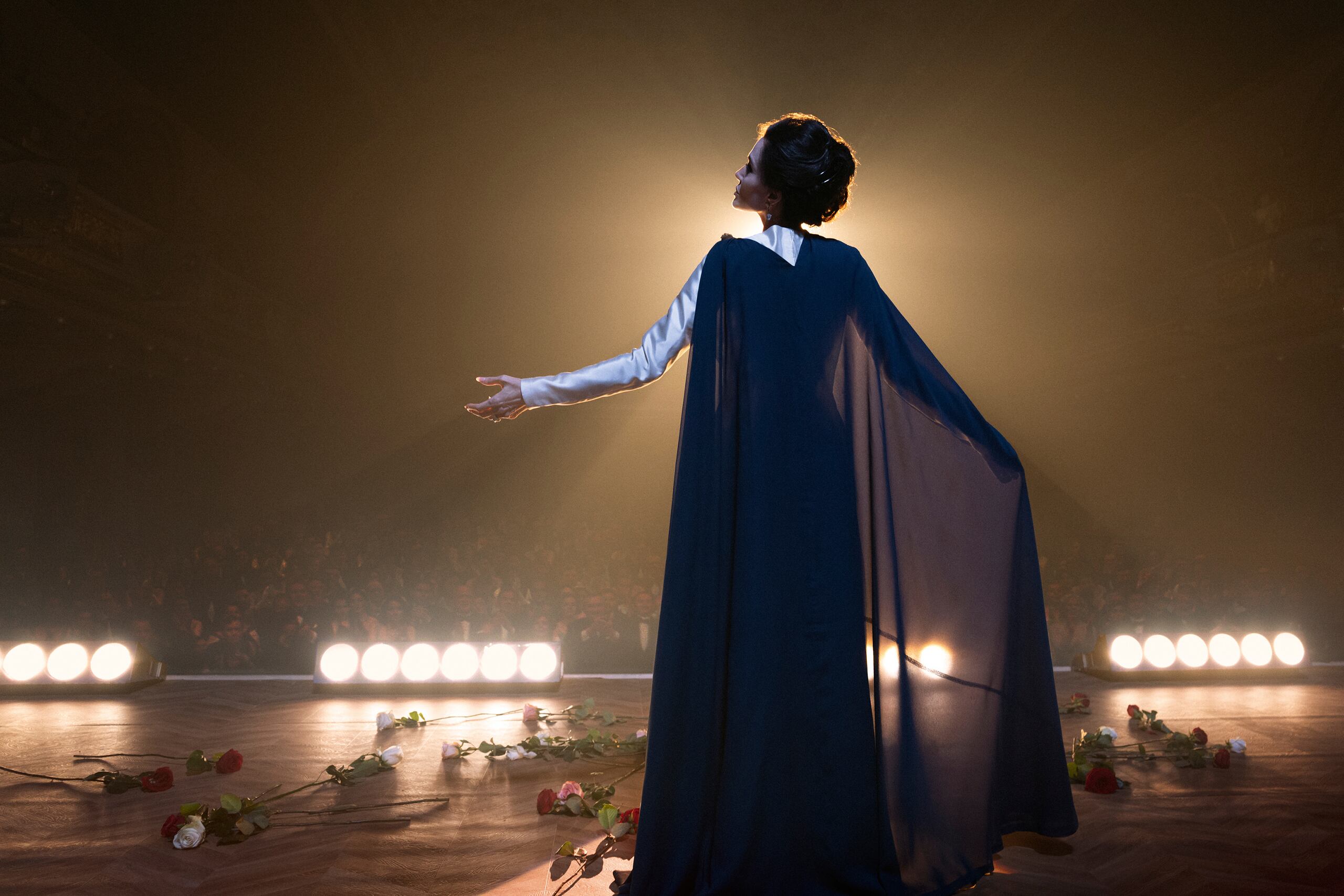 En esta imagen difundida por Netflix, Angelina Jolie como Maria Callas en una escena de "Maria". (Pablo Larraín/Netflix vía AP)