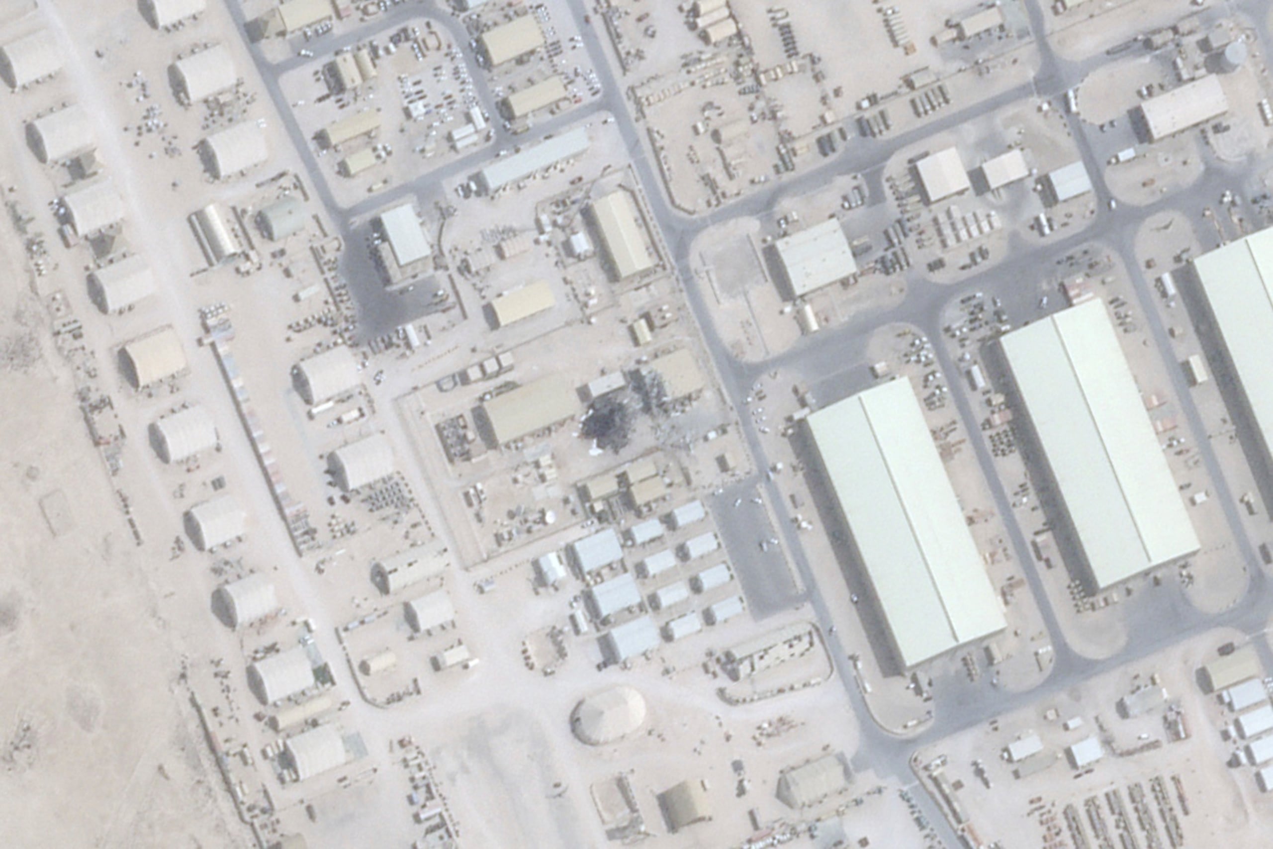 Esta imagen satelital de Planet Labs PBC muestra los daños causados por un ataque iraní en la base aérea Al Udeid, el 25 de junio de 2025, a las afueras de Doha, Qatar.
