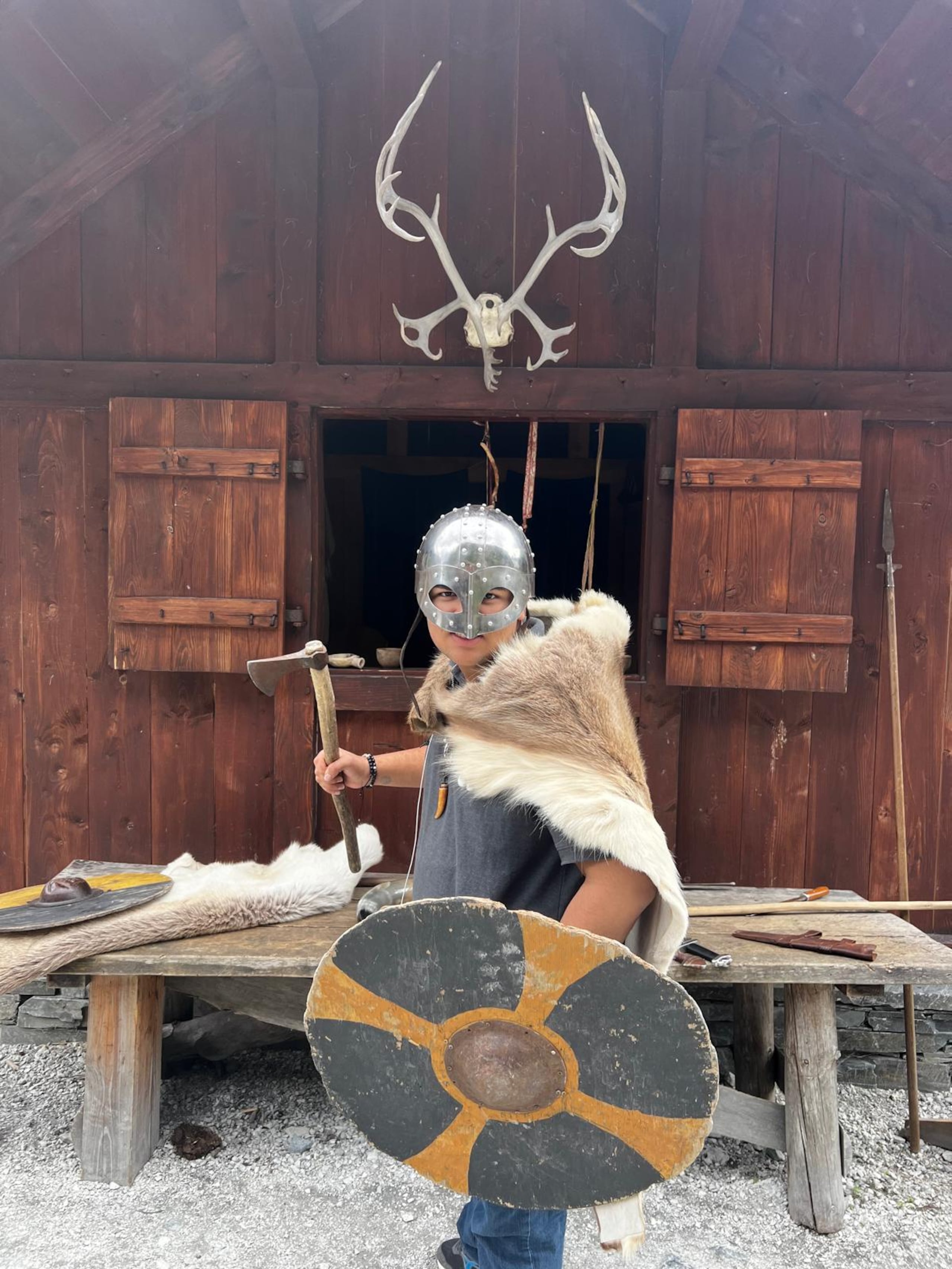 El adolescente de 15 años pudo sacar su lado vikingo a pasear en sus vacaciones de graduación.