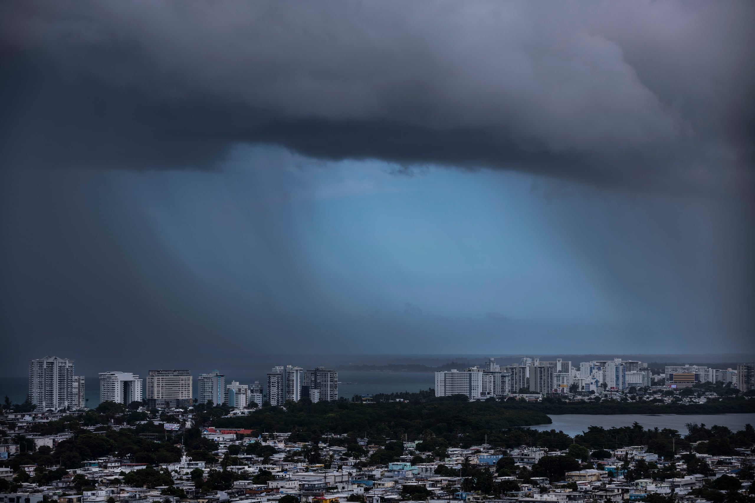 Los fuertes aguaceros son producto de los remanentes de un sistema frontal y una vaguada.