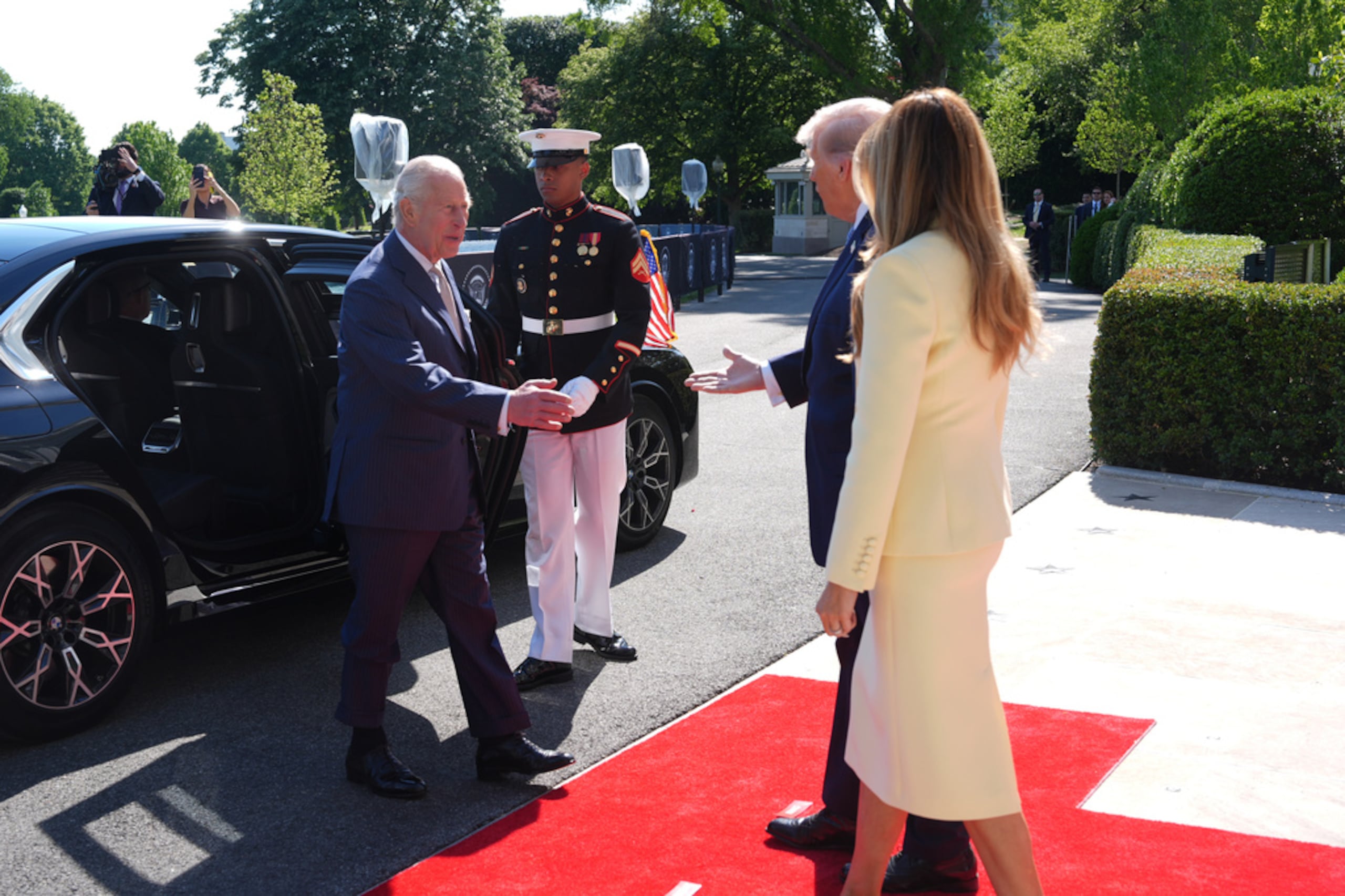 El presidente Donald Trump y la primera dama Melania Trump reciben al rey Carlos III de Gran Bretaña y a la reina Camila a su llegada a la Casa Blanca, el 27 de abril de 2026, en Washington.